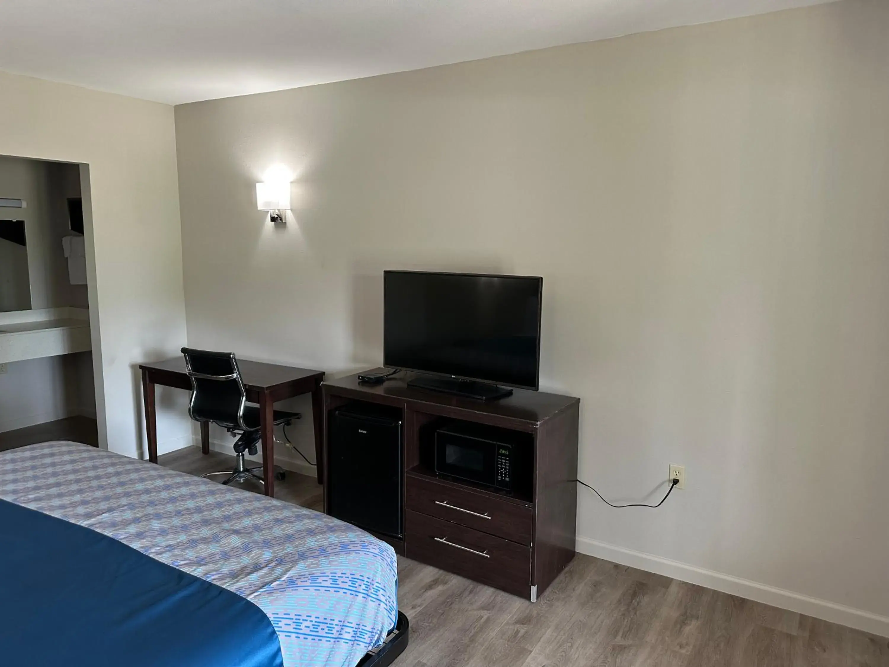 Deluxe Double Room in Oakwood Inn Deluxe Double Room in Oakwood Inn