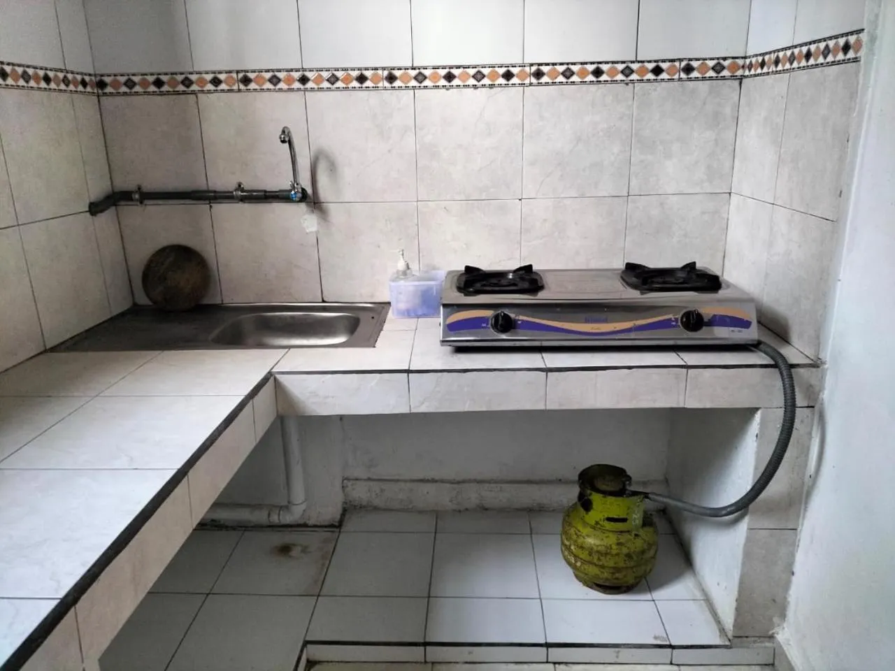 Communal kitchen in Ojek's Homestay