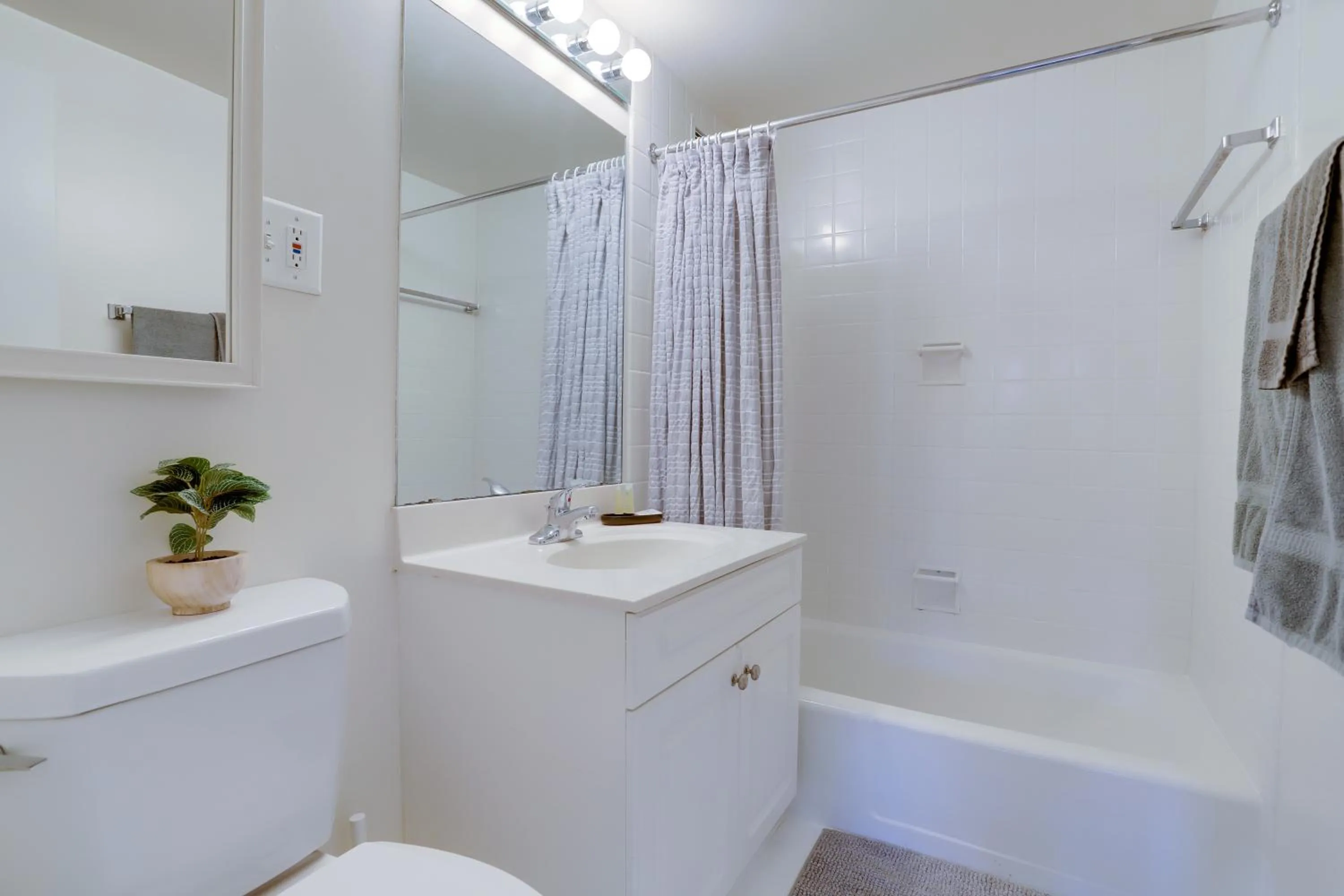 Toilet in Beautiful 2BR Apartment at Crystal City With Gym