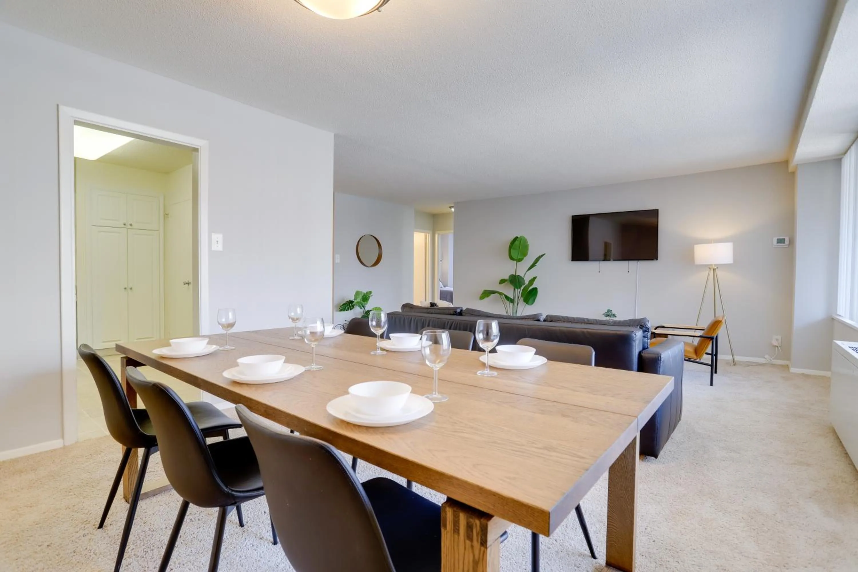 TV and multimedia in Beautiful 2BR Apartment at Crystal City With Gym