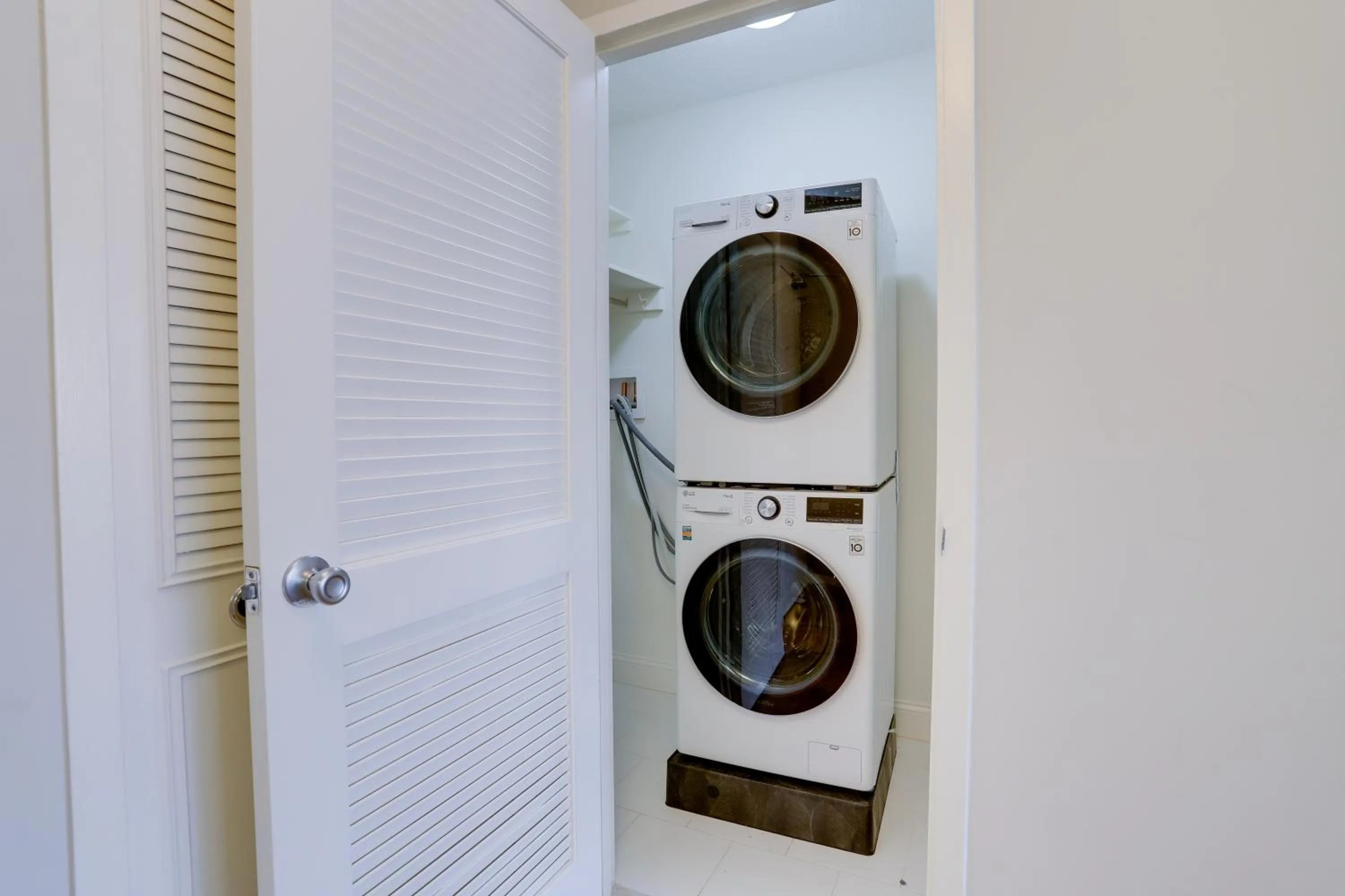 washing machine in Beautiful 2BR Apartment at Crystal City With Gym