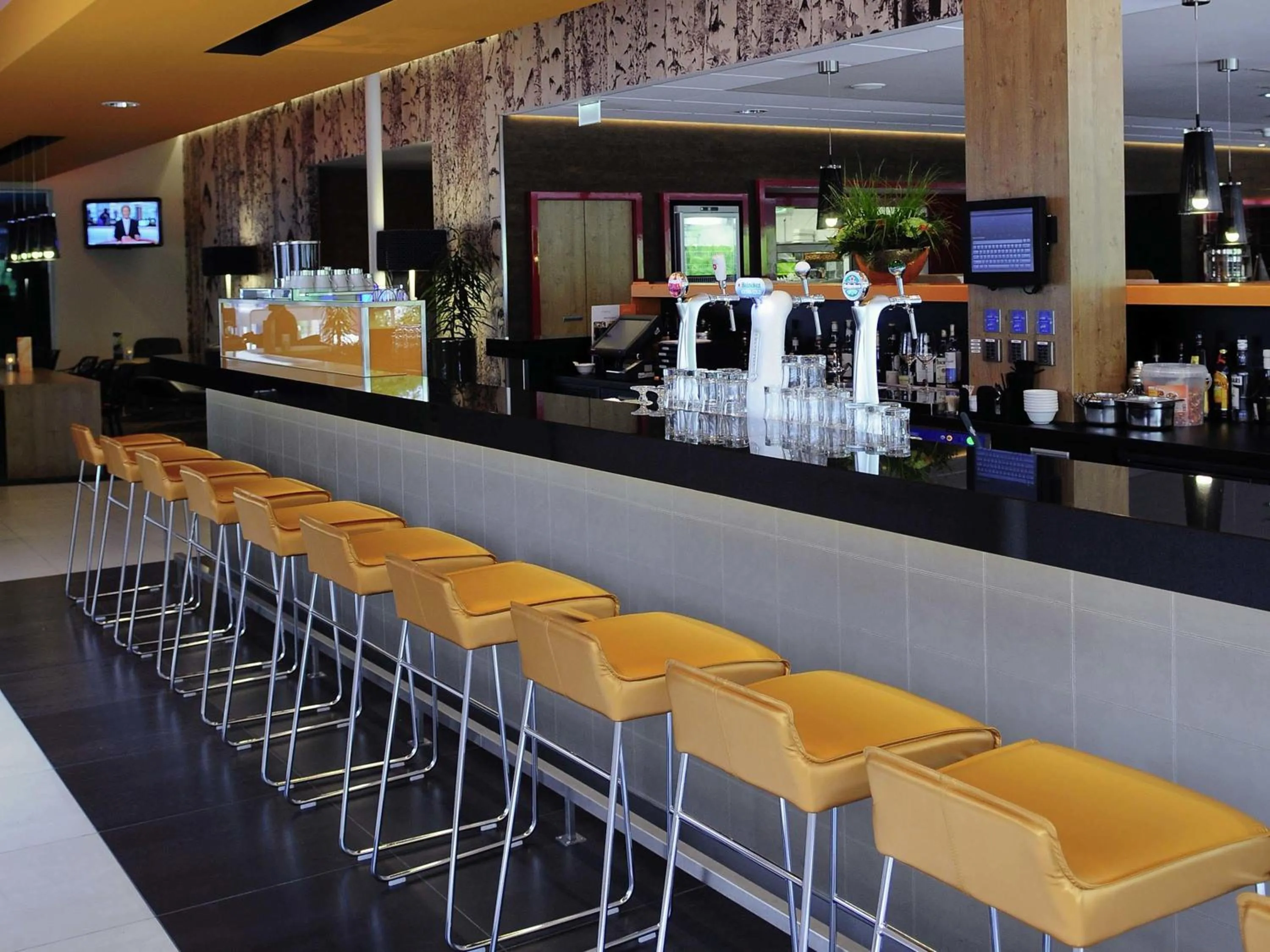 Lounge or bar in Novotel Rotterdam - Schiedam