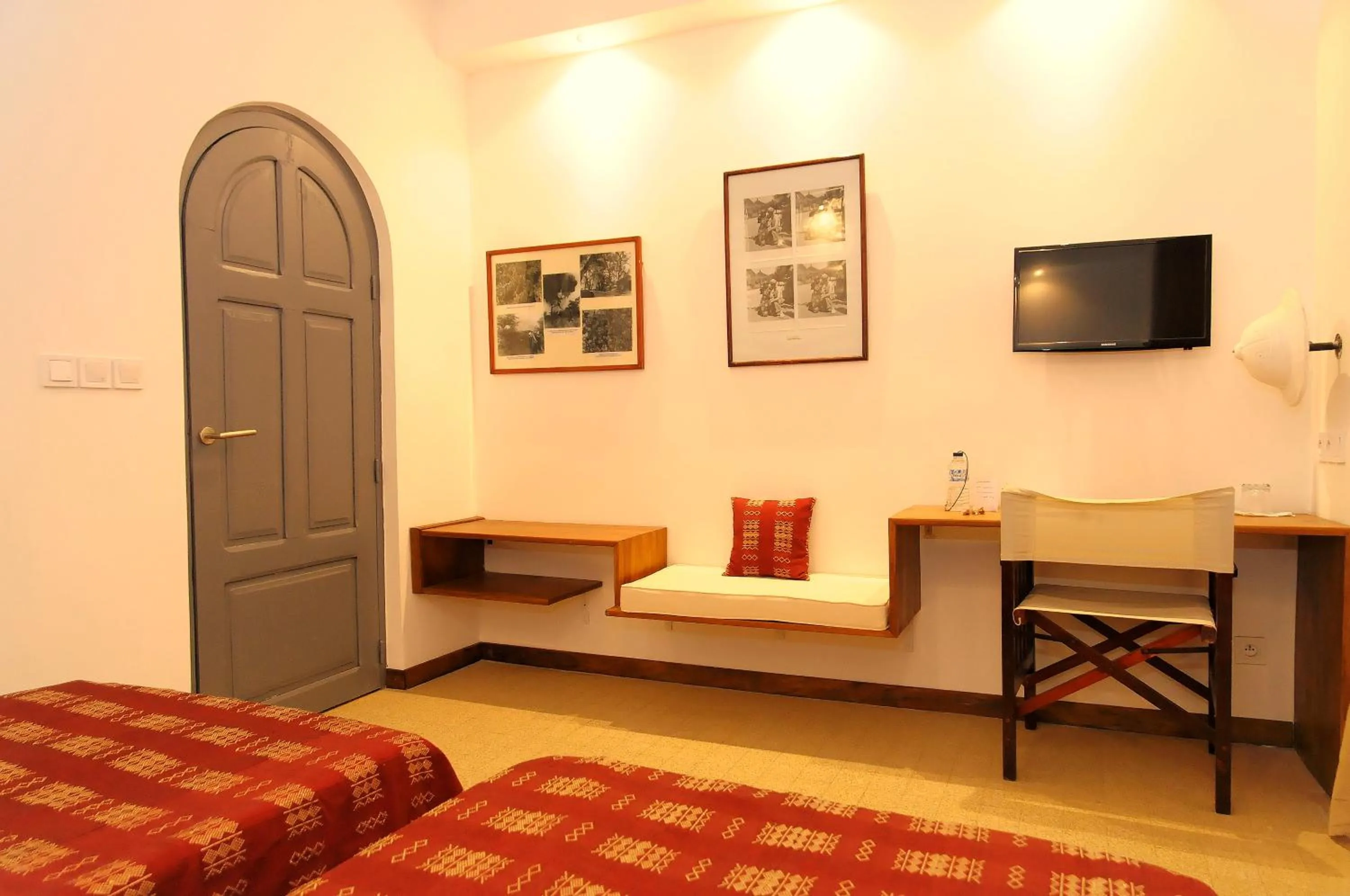 Decorative detail, Bed in Hôtel La Résidence