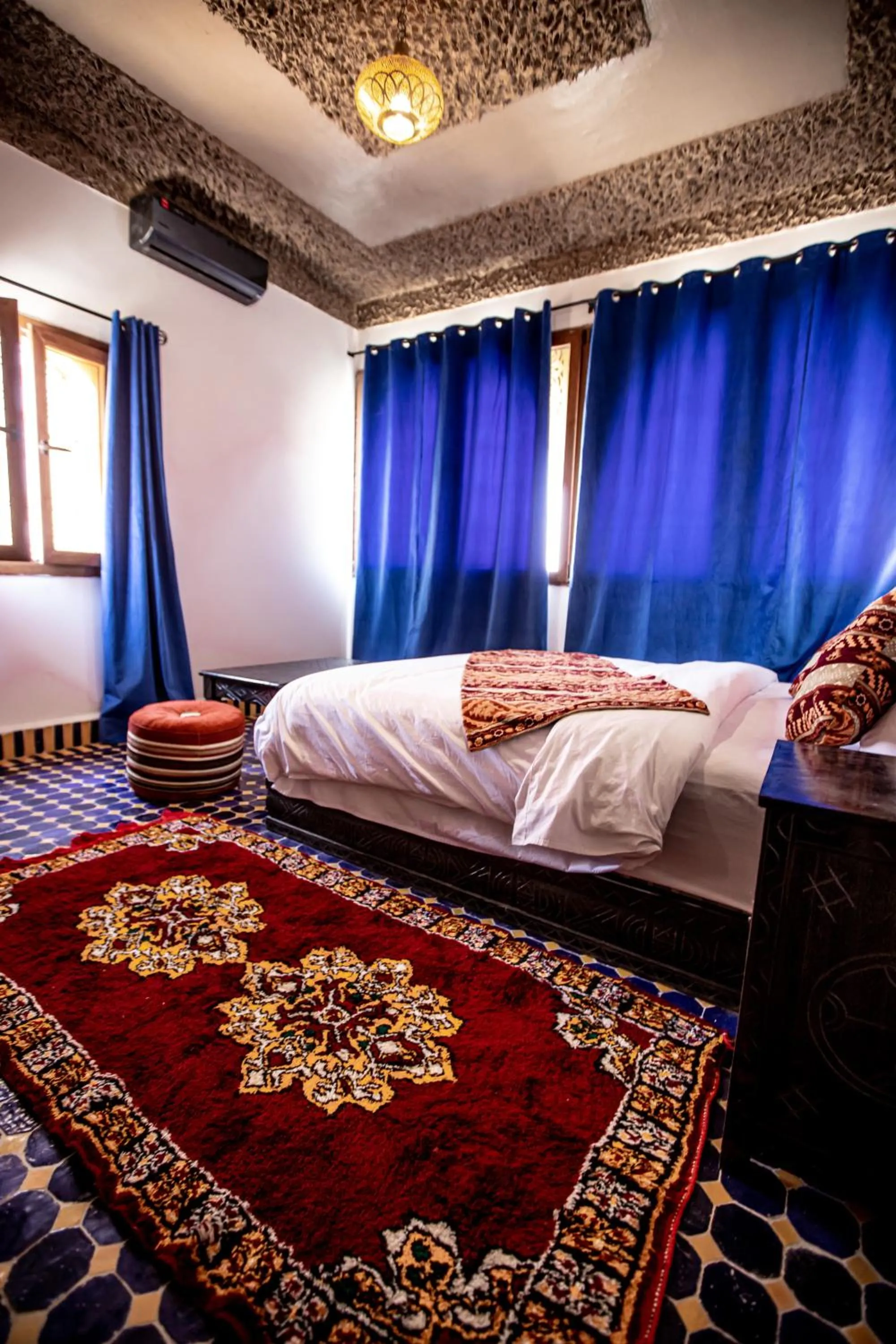 Photo of the whole room, Bed in Riad Merzouga Dunes
