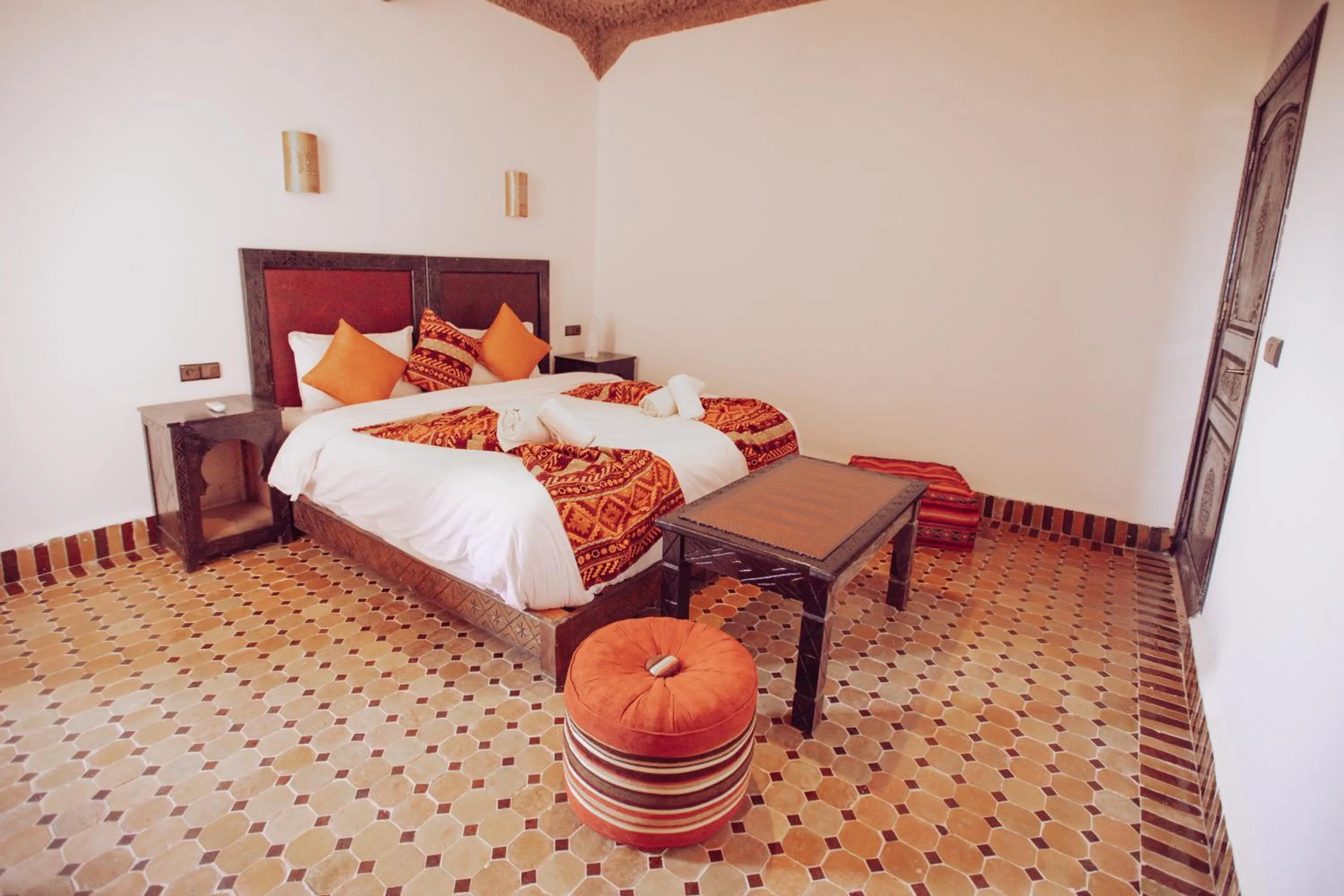 Photo of the whole room, Bed in Riad Merzouga Dunes