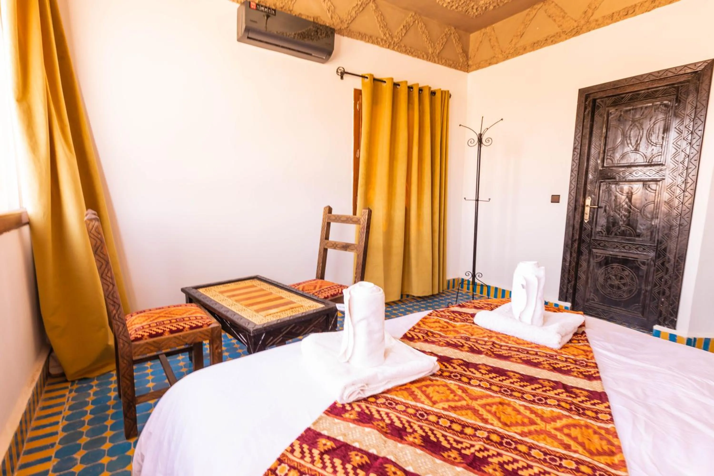 Photo of the whole room, Bed in Riad Merzouga Dunes