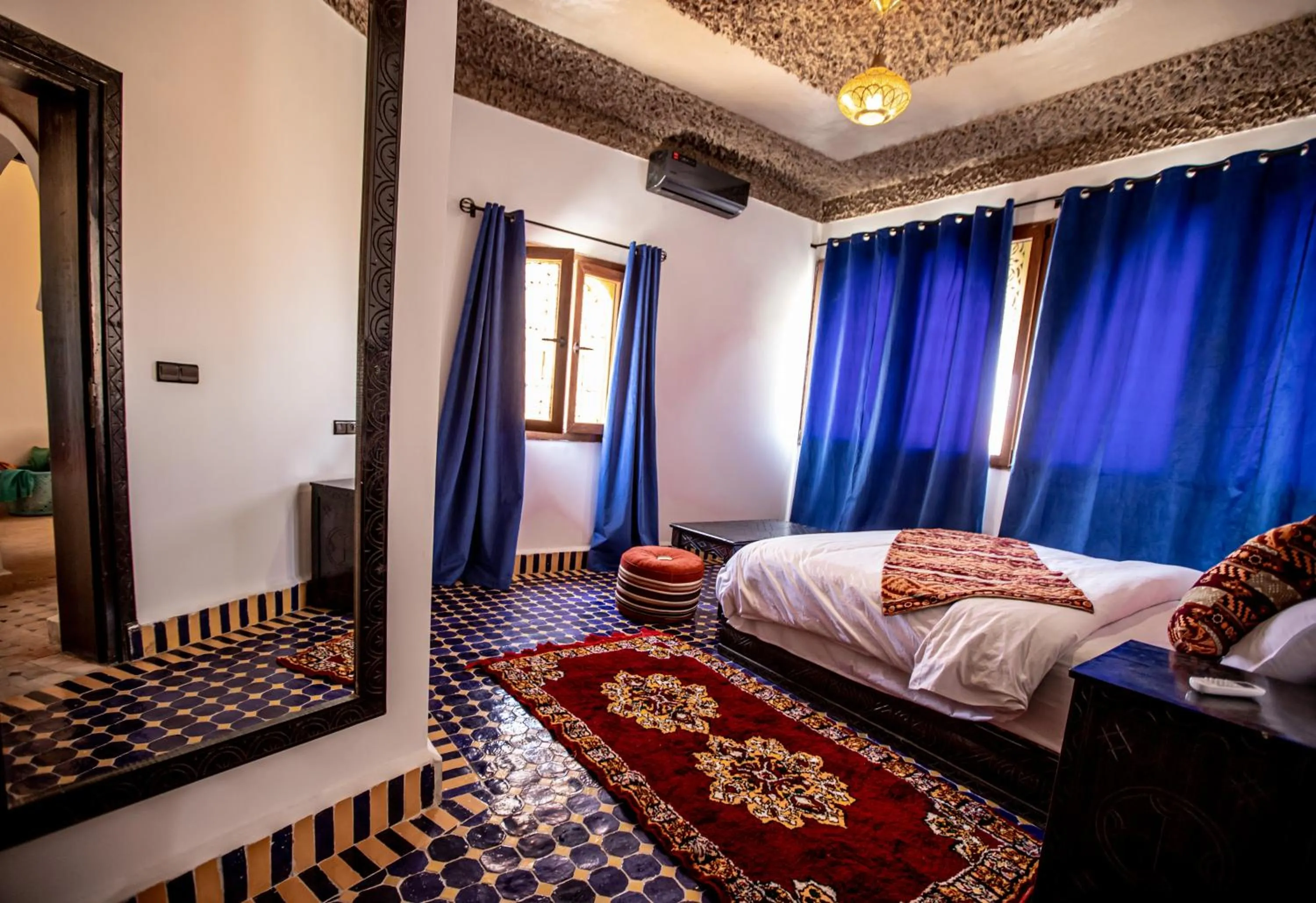 Photo of the whole room, Bed in Riad Merzouga Dunes