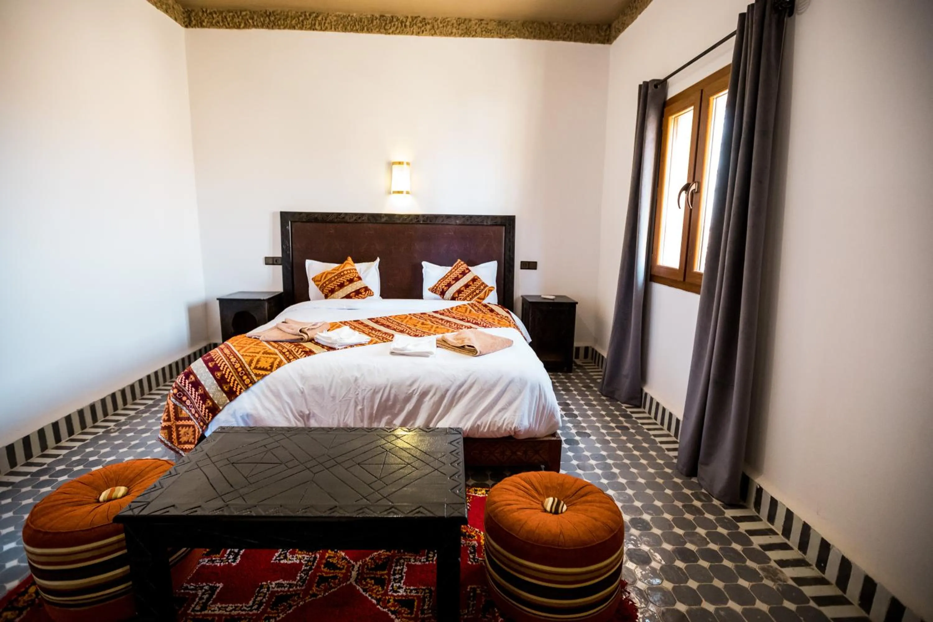 Photo of the whole room, Bed in Riad Merzouga Dunes