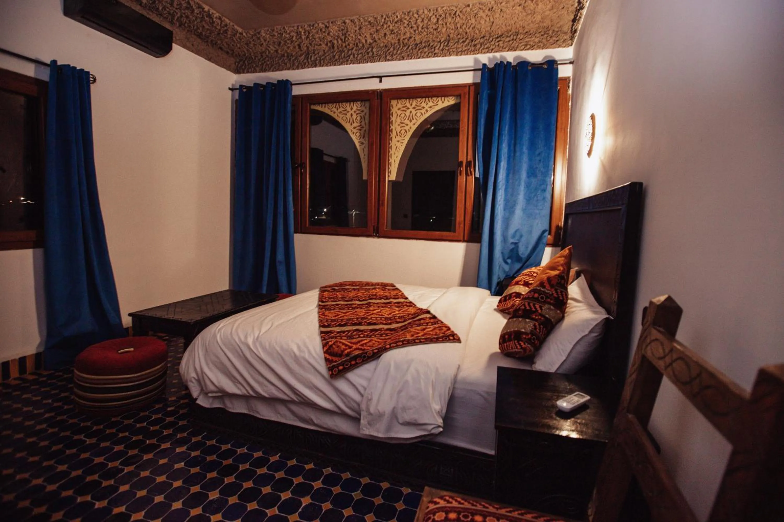 Photo of the whole room, Bed in Riad Merzouga Dunes