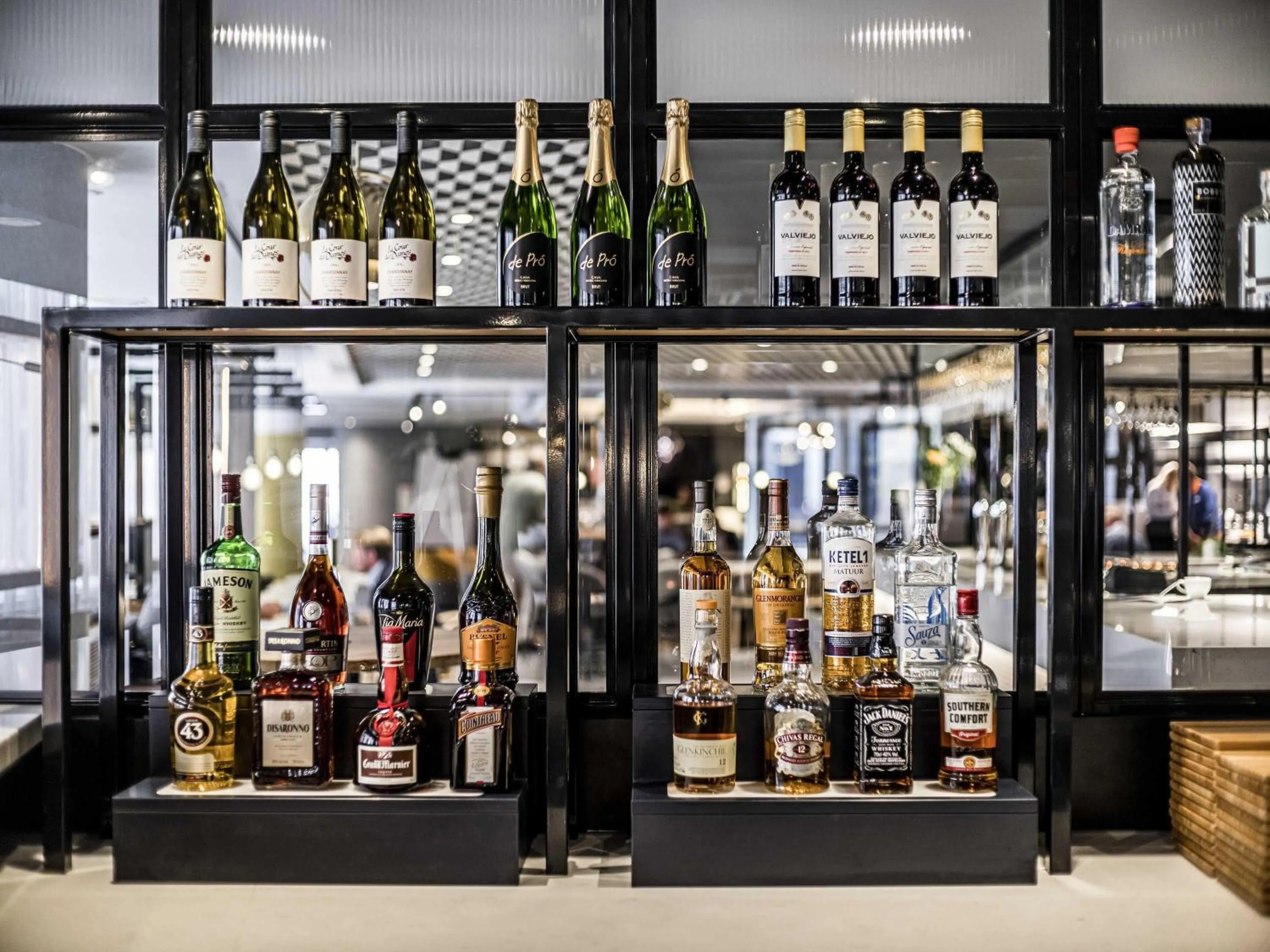 Lounge or bar in Novotel Den Haag City Centre