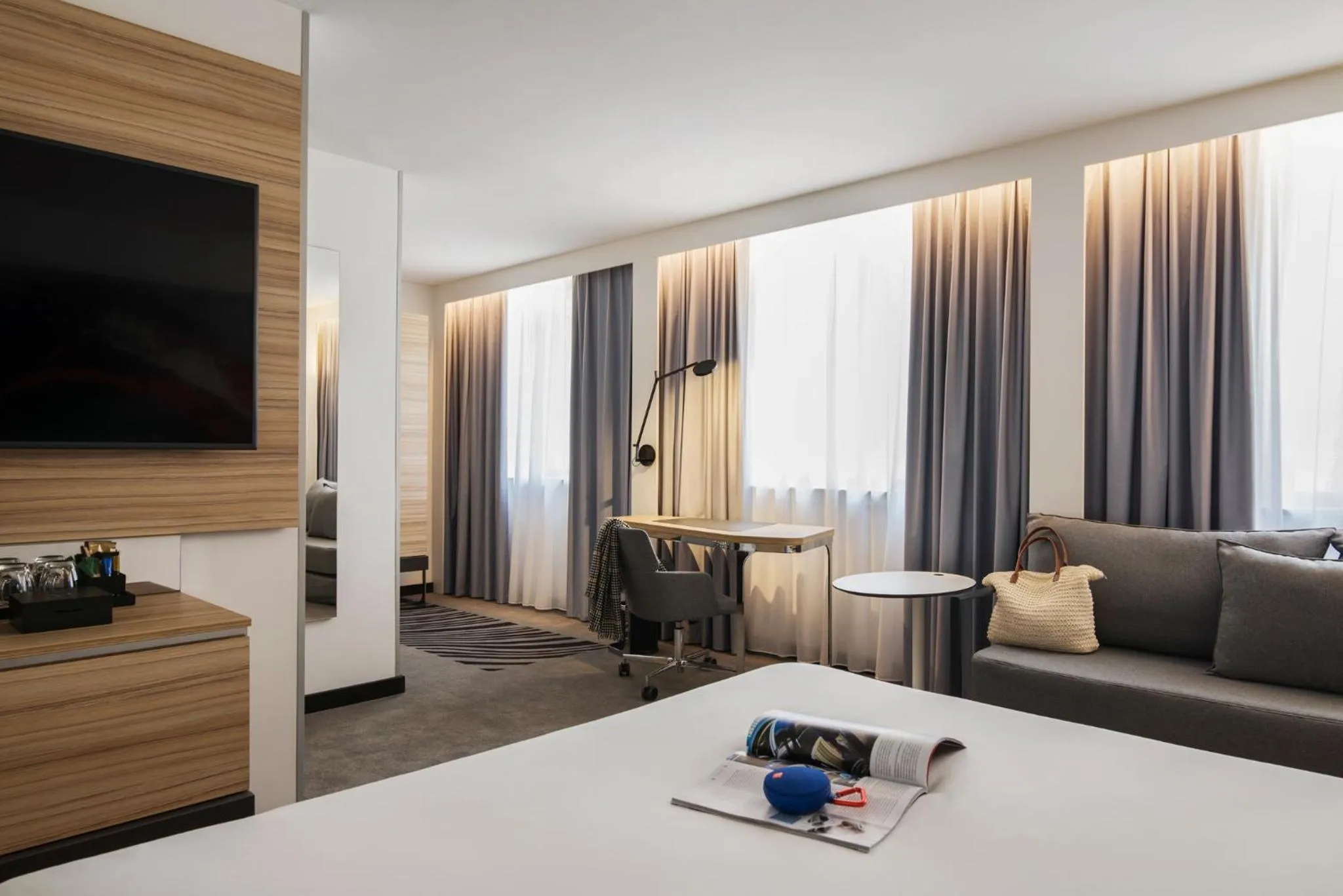 Living room, Bed in Novotel Den Haag City Centre