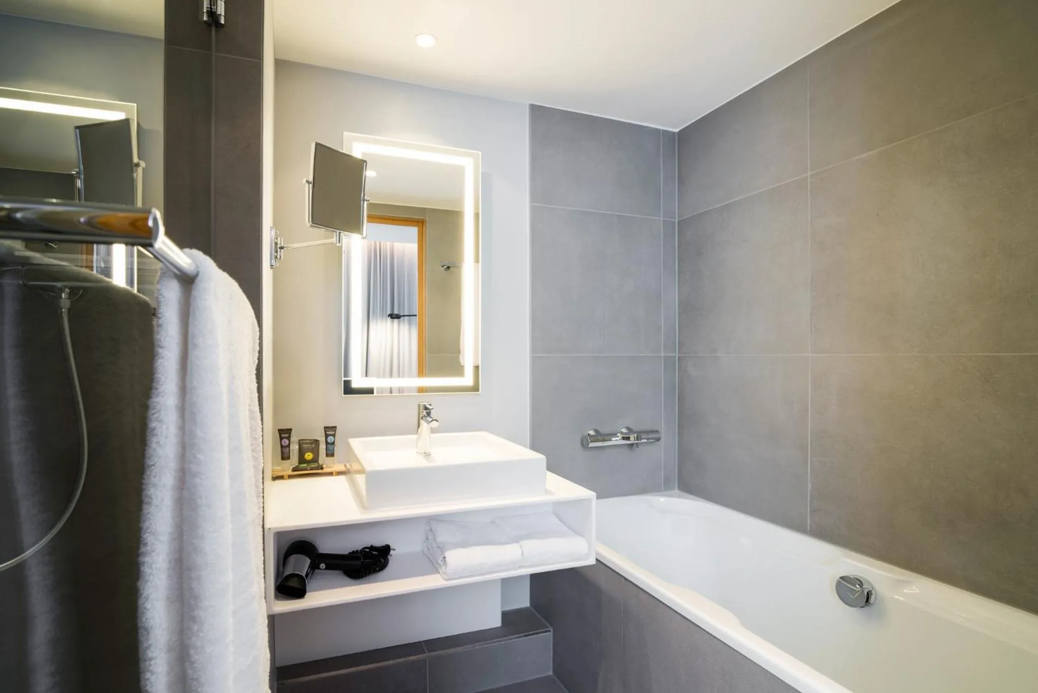 Bathroom in Novotel Den Haag City Centre