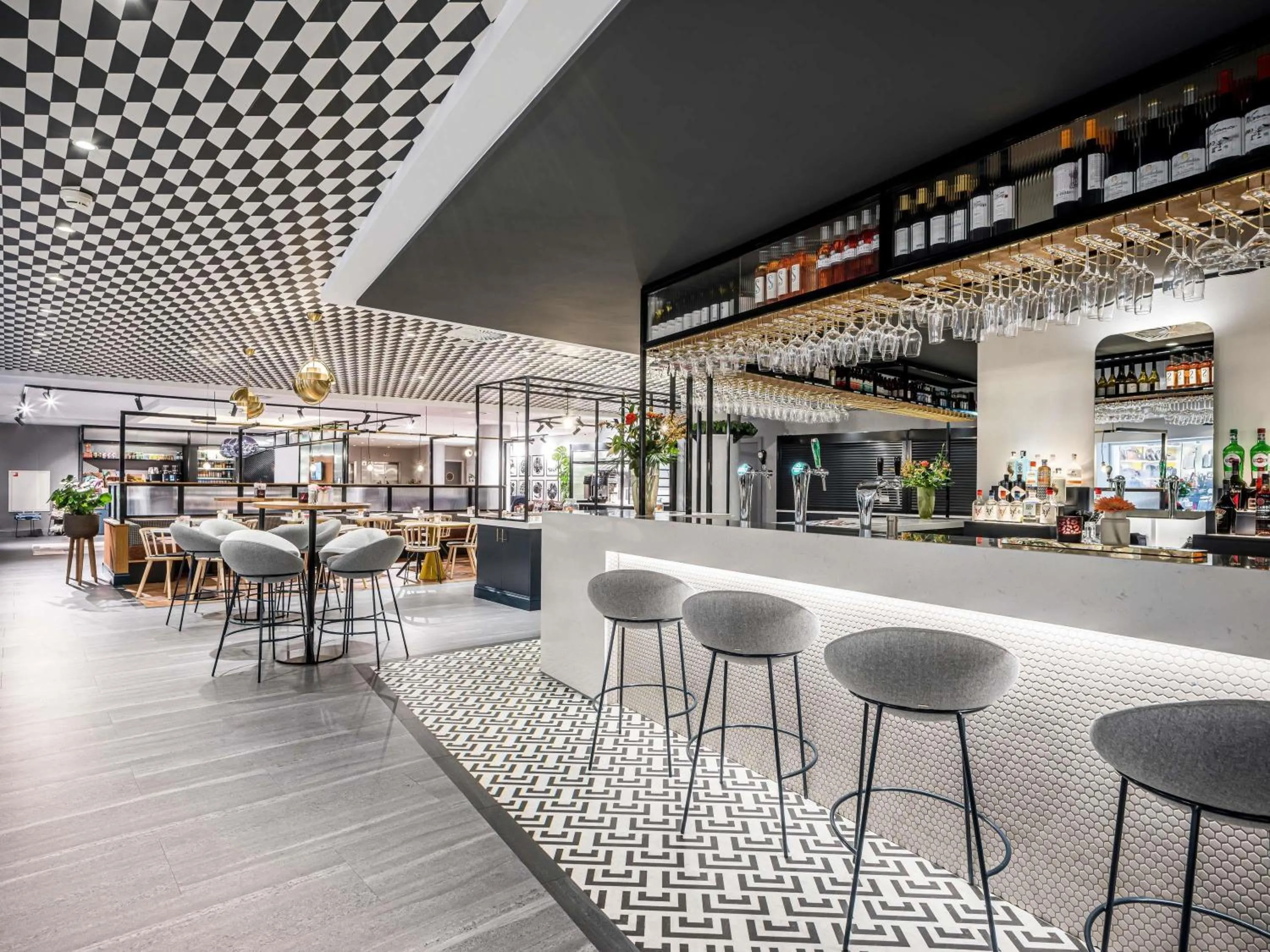 Lounge or bar in Novotel Den Haag City Centre