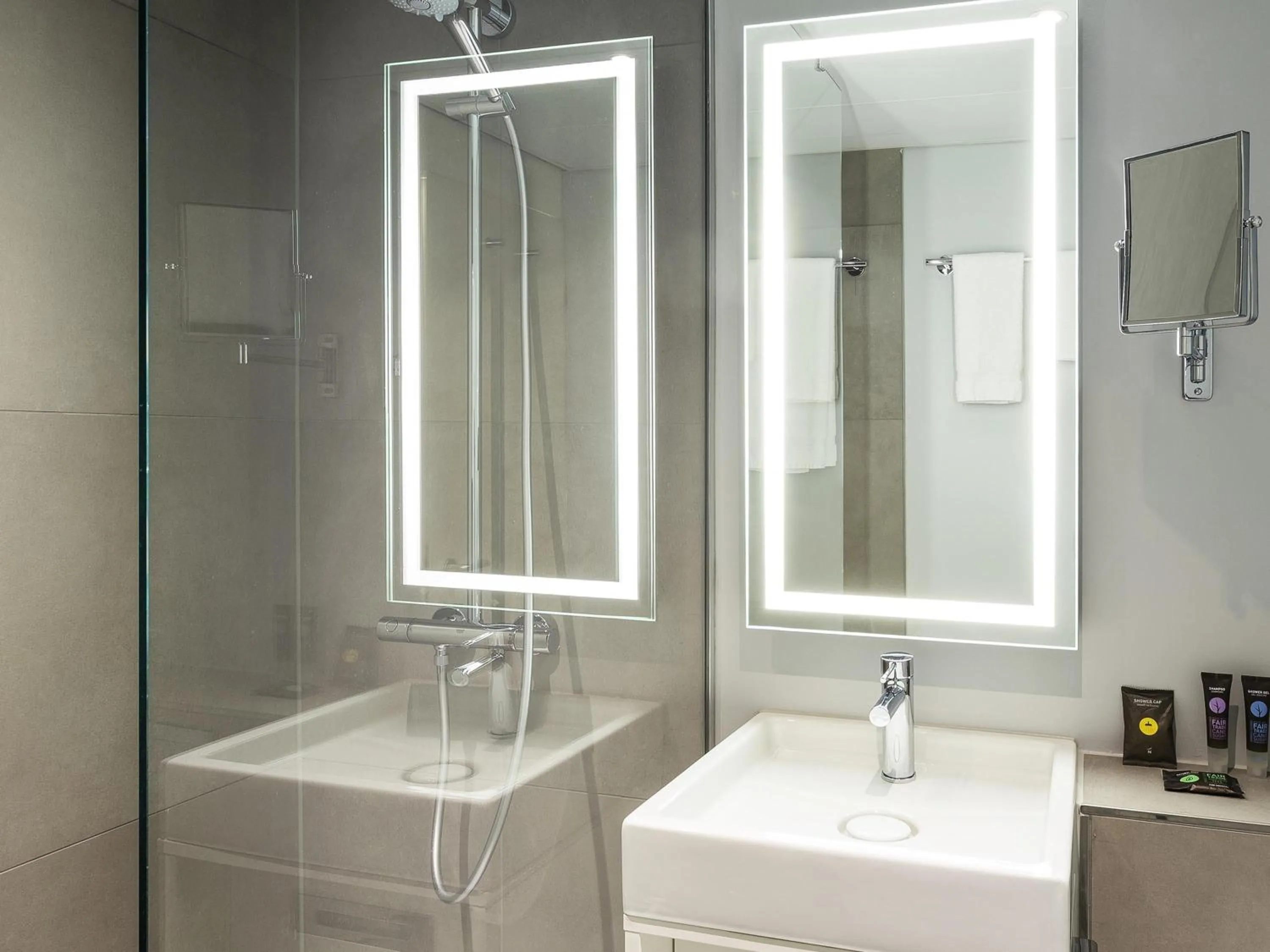 Bedroom in Novotel Amsterdam City