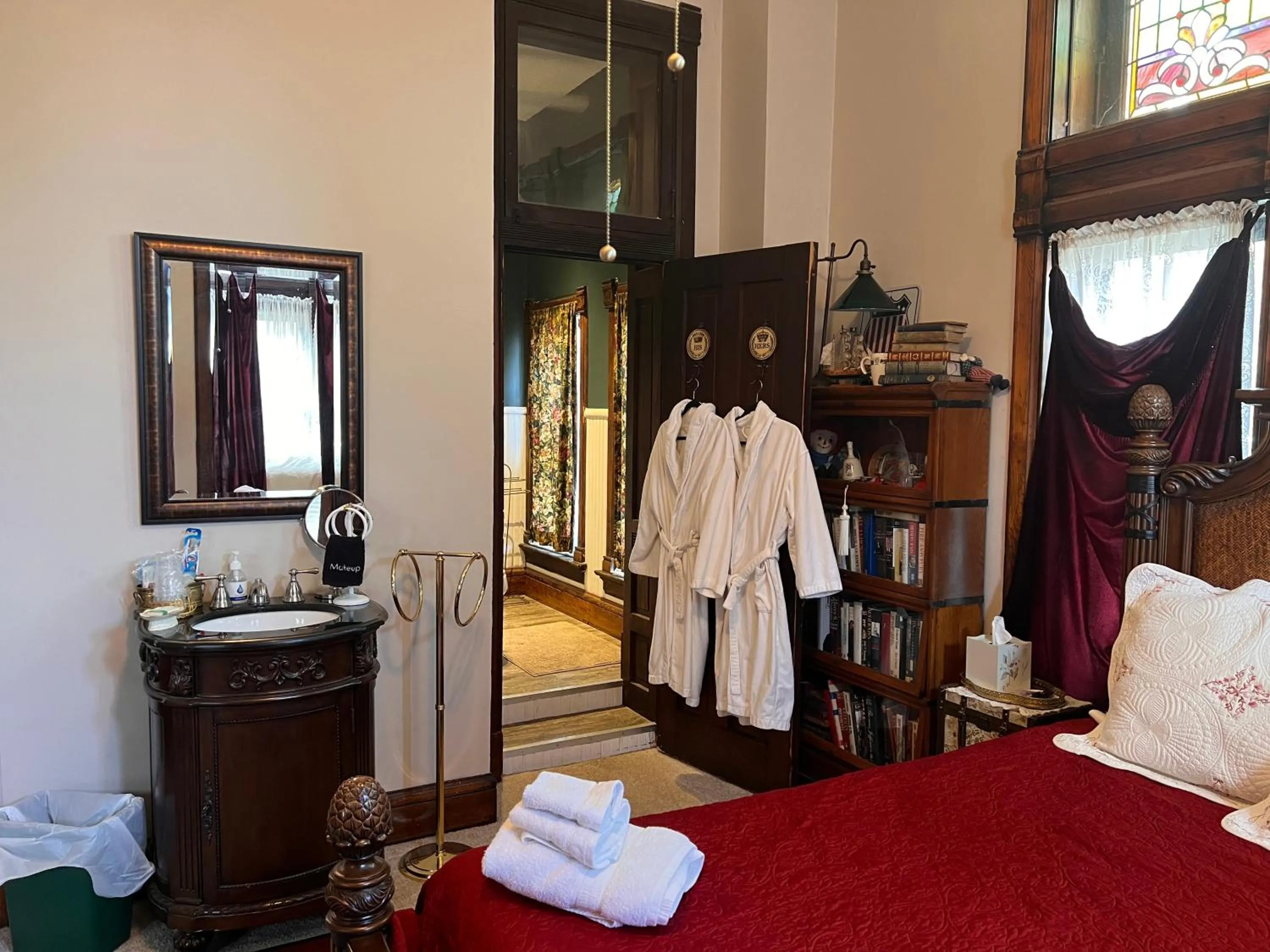 Shower, Bed in Mansion on The Mile B&B