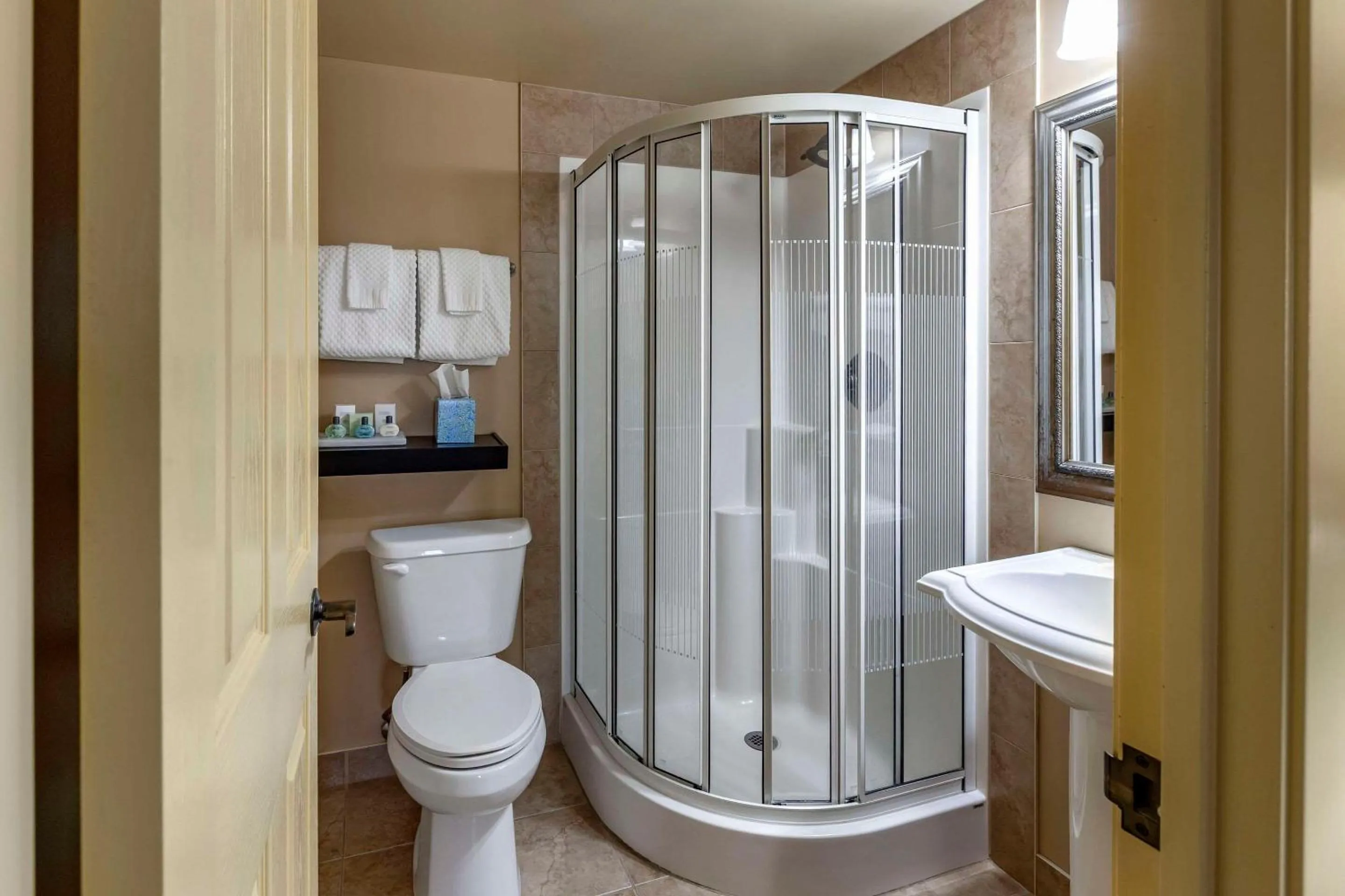 Bedroom in The Parlour Inn, an Ascend Collection Hotel