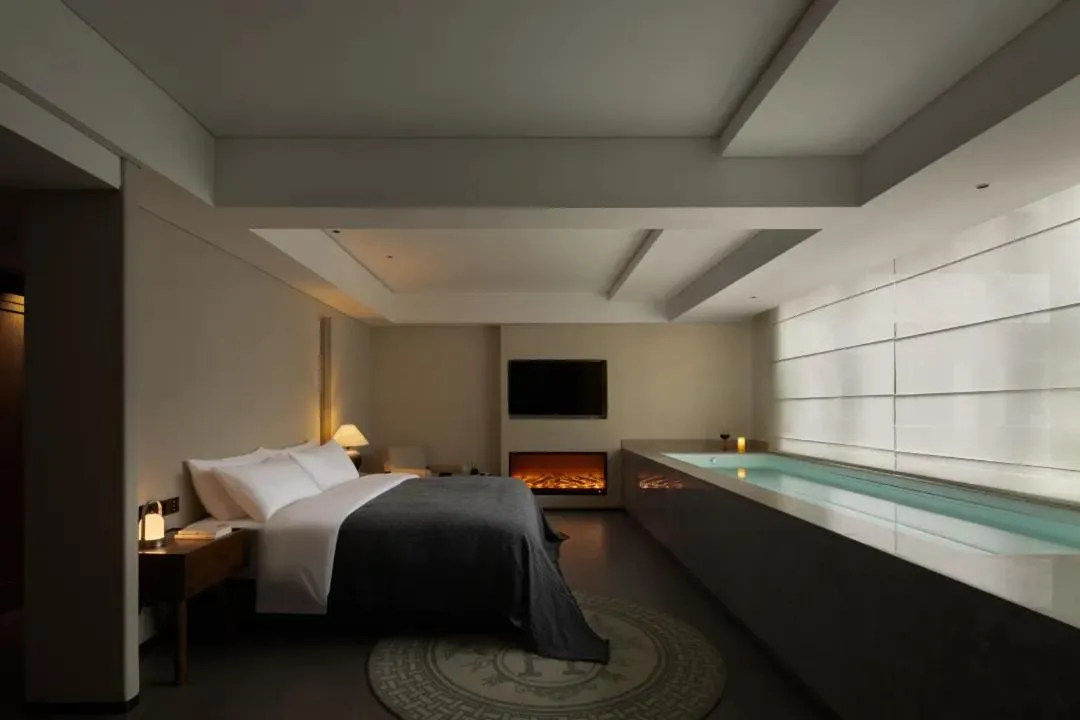 Bed in Phoenix Hall House Hotel