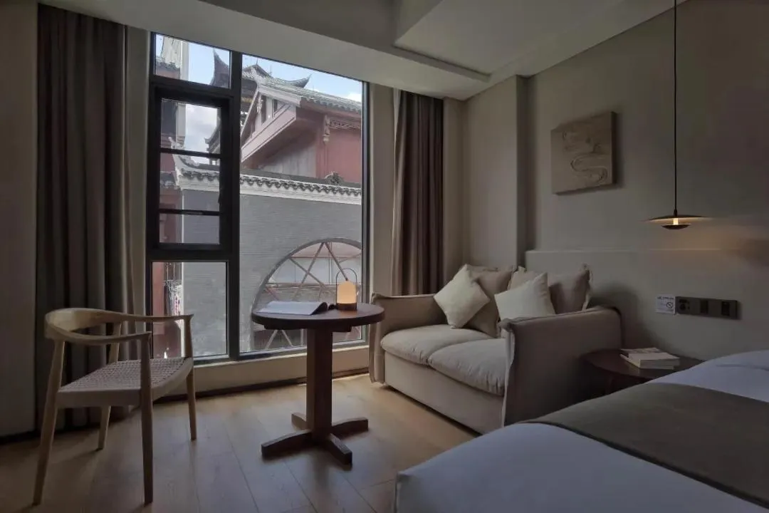 Seating area, Bed in Phoenix Hall House Hotel