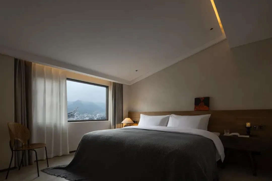 Bed in Phoenix Hall House Hotel