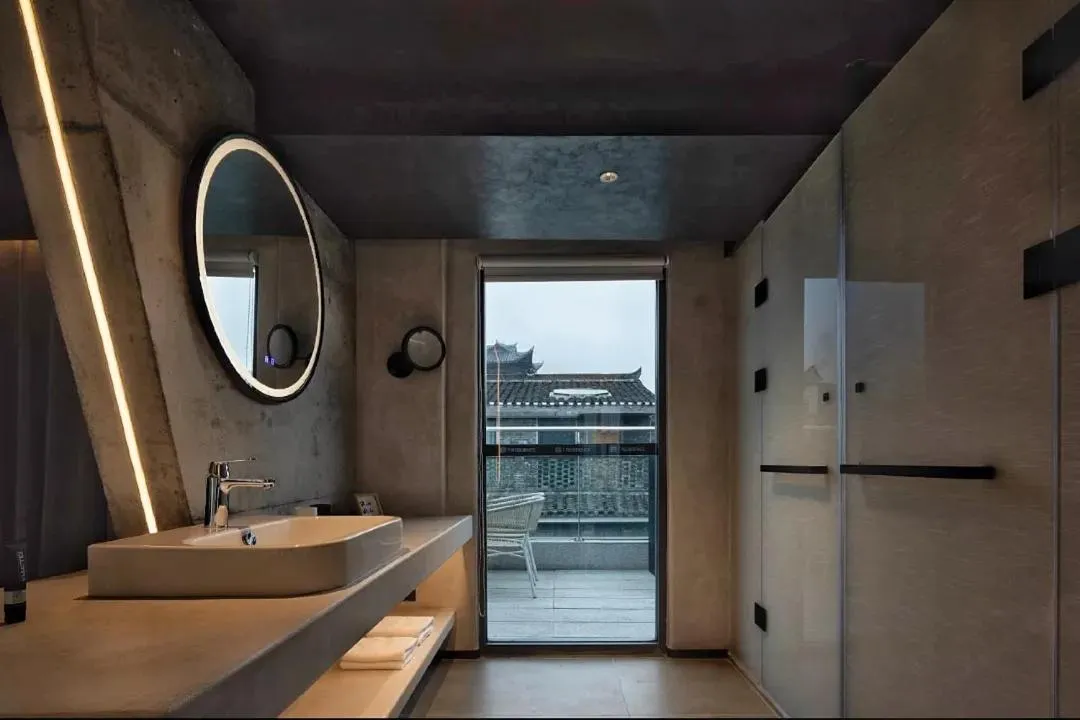 Bathroom in Phoenix Hall House Hotel