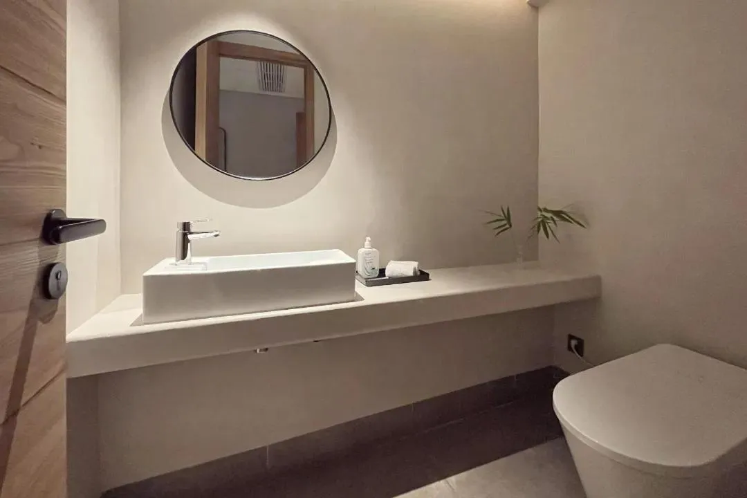 Toilet in Phoenix Hall House Hotel