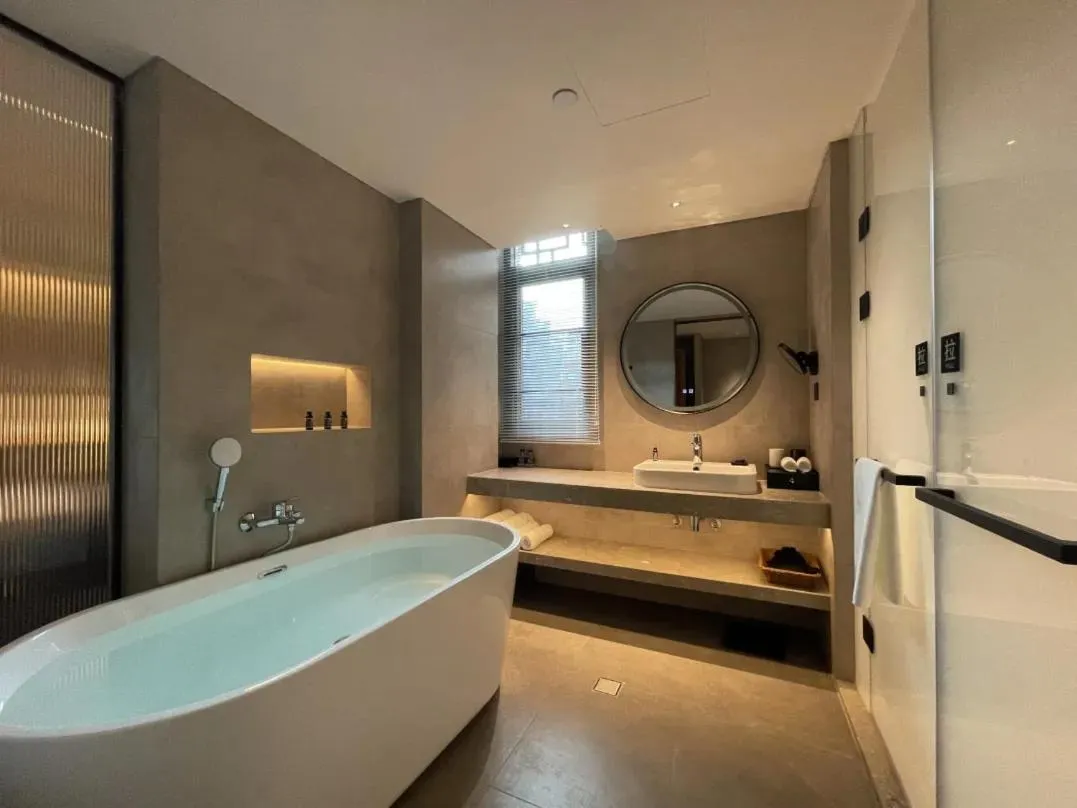 Bathroom in Phoenix Hall House Hotel