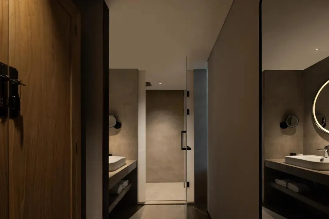 Shower in Phoenix Hall House Hotel