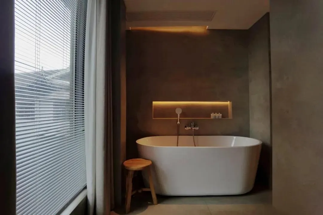 Bath in Phoenix Hall House Hotel