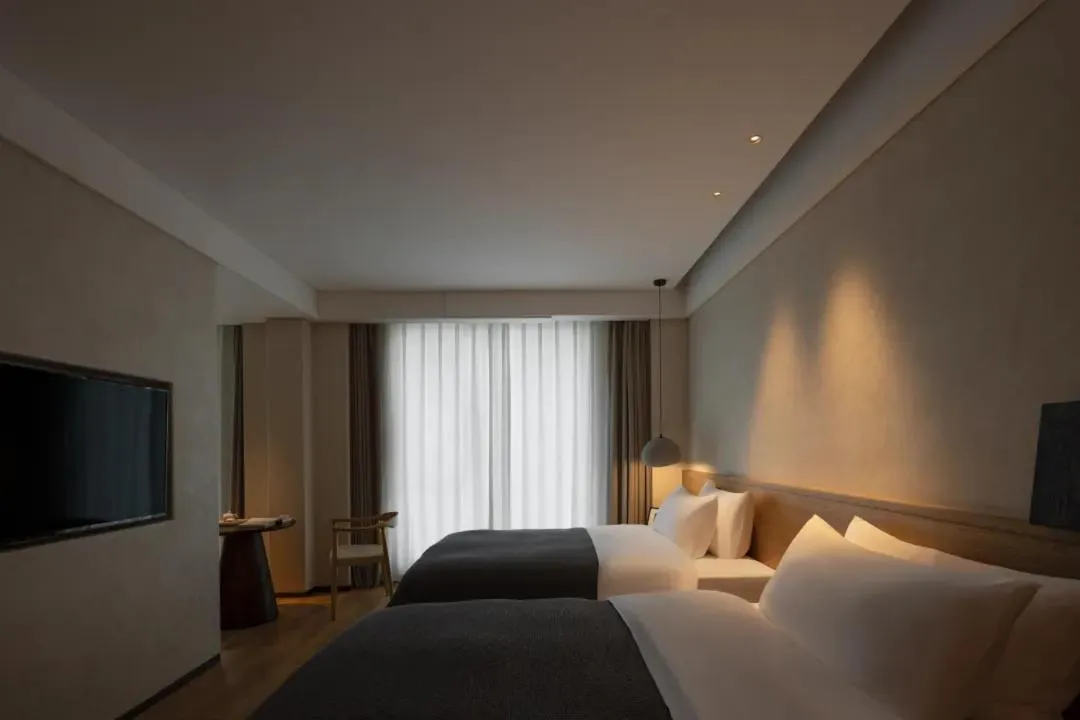 Communal lounge/ TV room, Bed in Phoenix Hall House Hotel