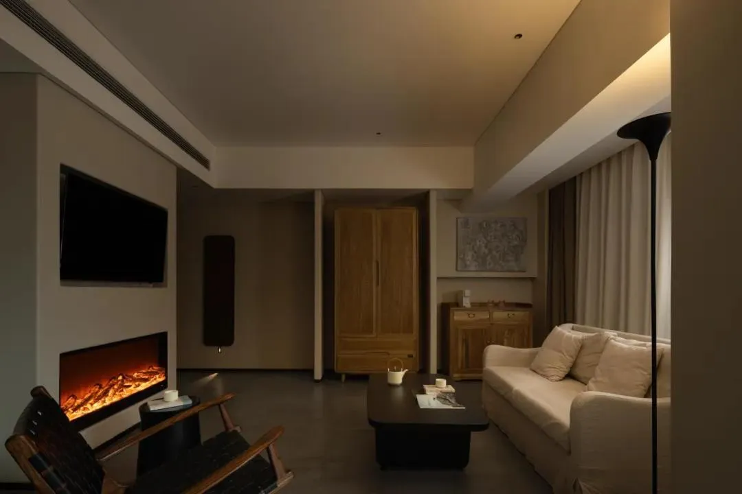 Communal lounge/ TV room, Bed in Phoenix Hall House Hotel