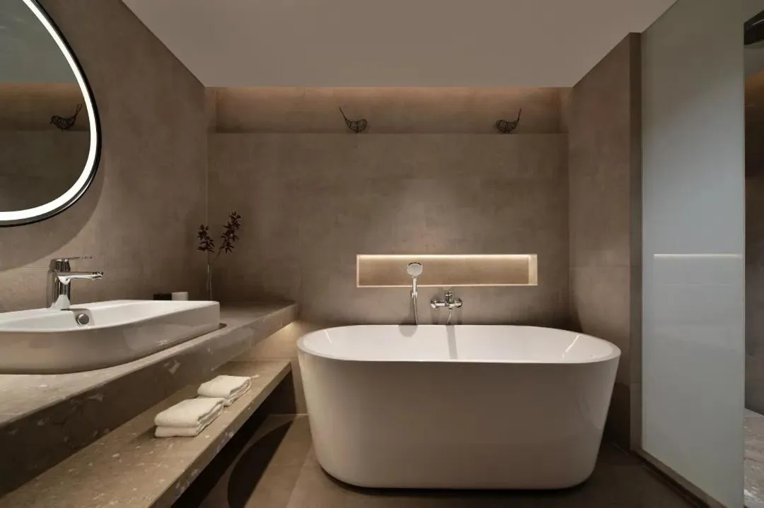 Bath in Phoenix Hall House Hotel