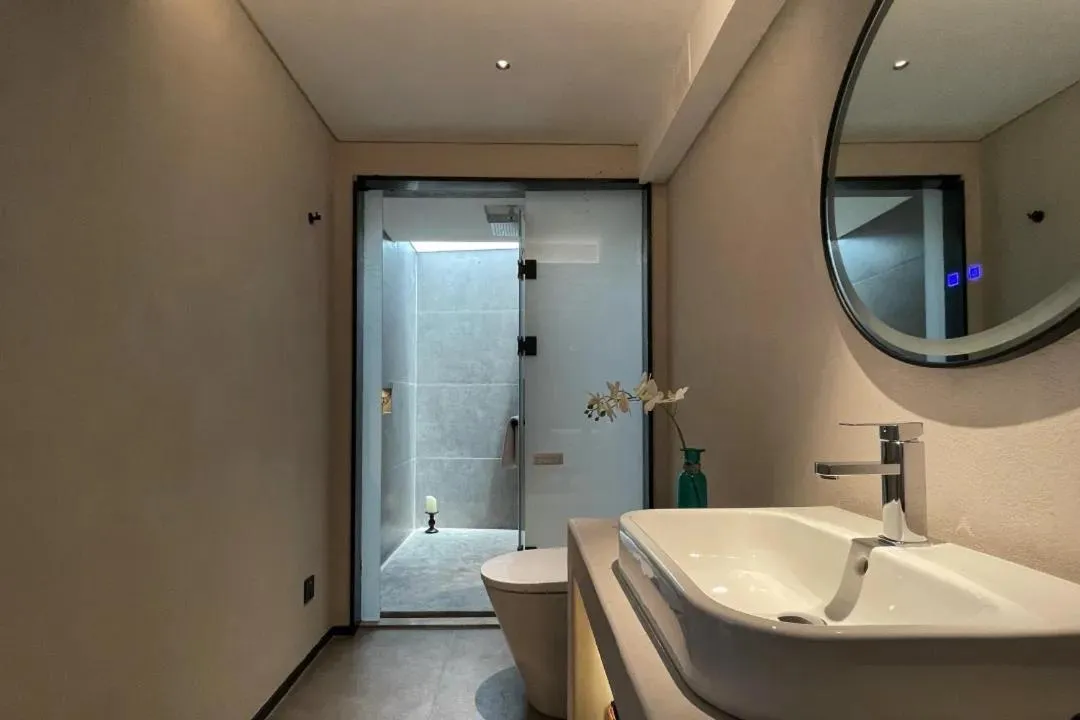 Toilet in Phoenix Hall House Hotel