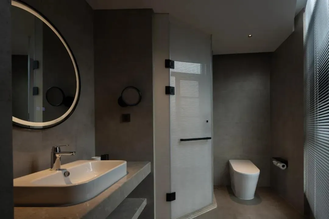 Toilet in Phoenix Hall House Hotel