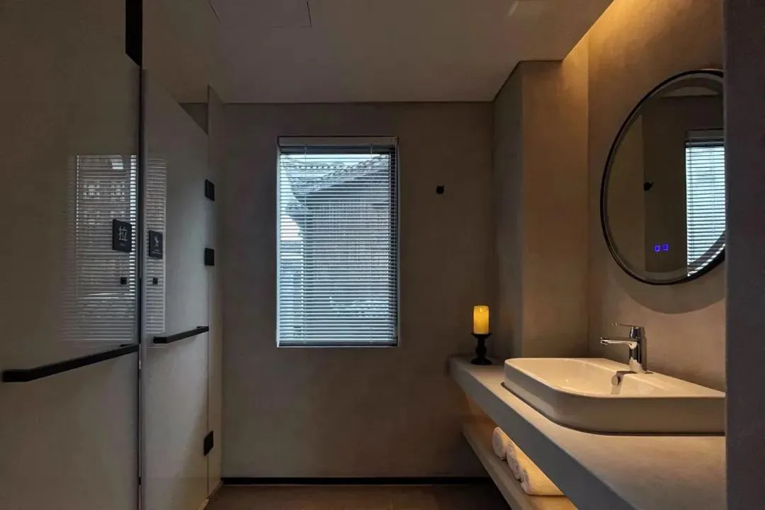 Bathroom in Phoenix Hall House Hotel