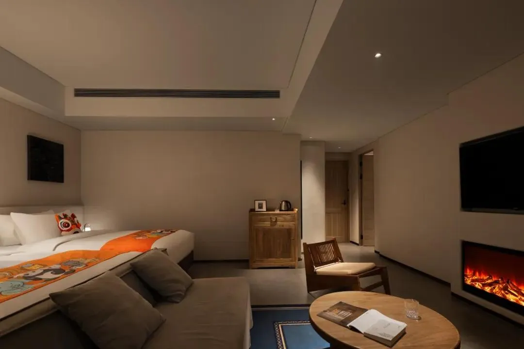 Communal lounge/ TV room, Bed in Phoenix Hall House Hotel