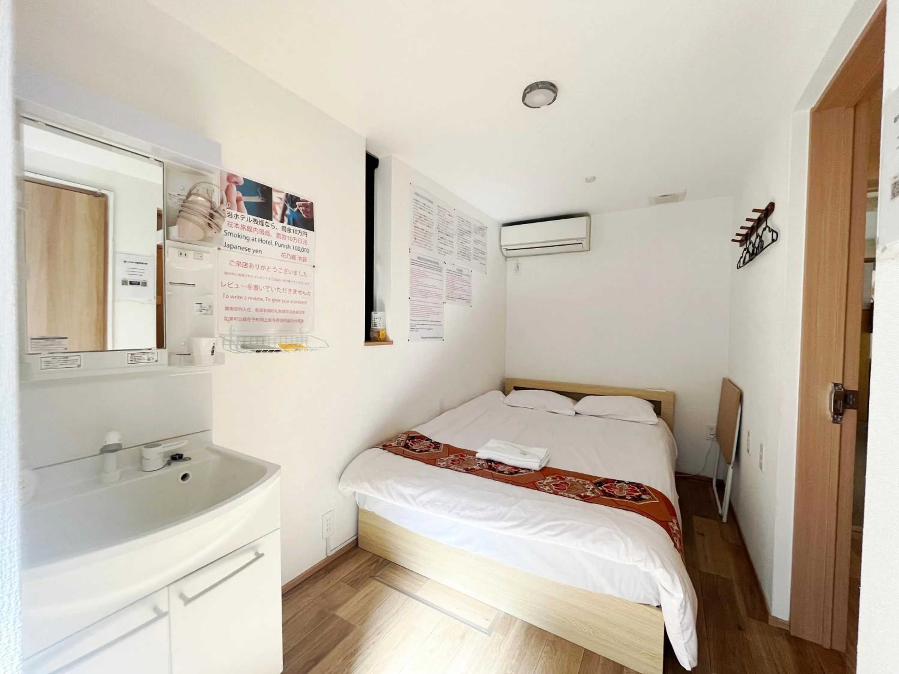 Bed in Hananosato Hotel 池袋本店