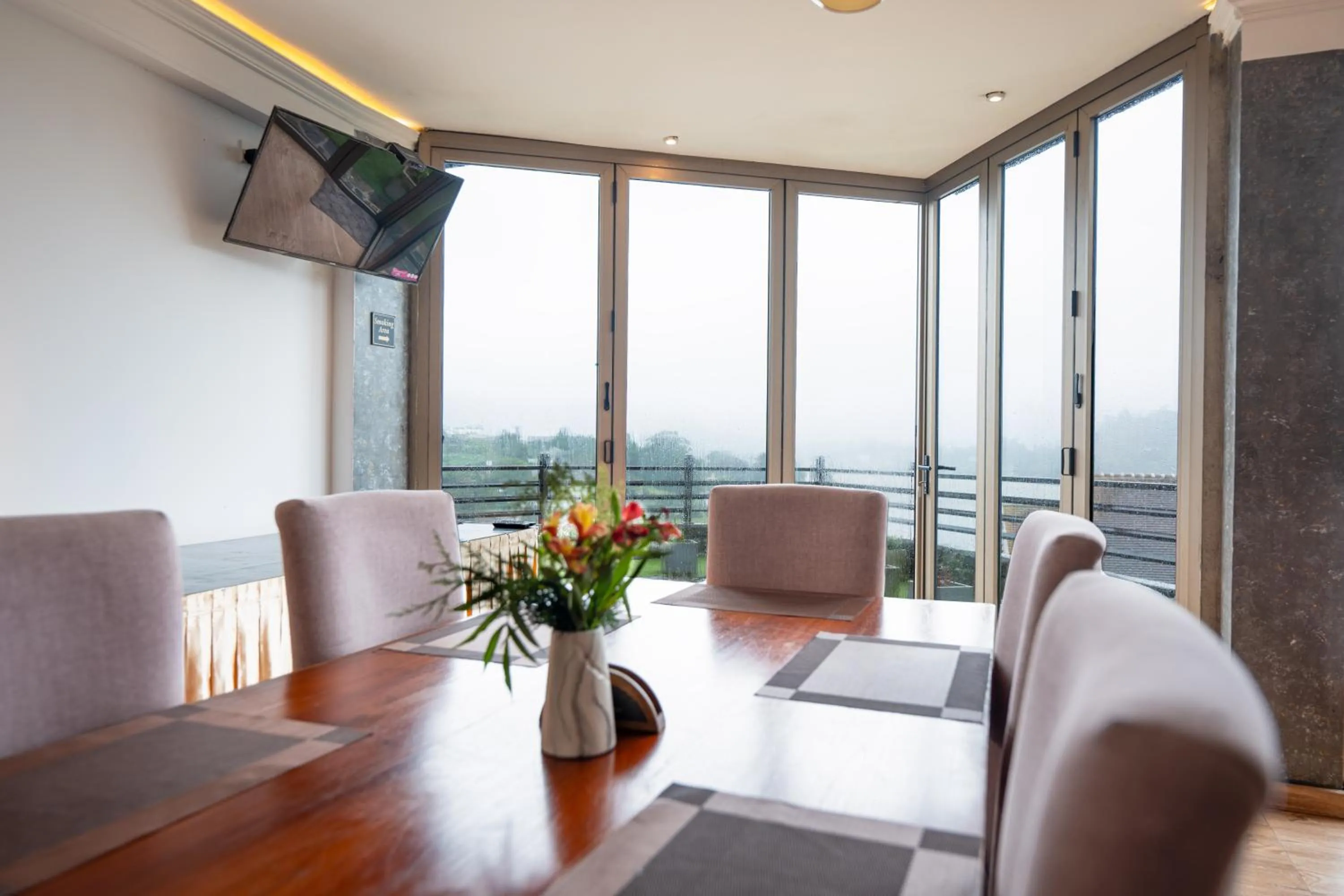 Restaurant/places to eat in Baron Luxury Boutique