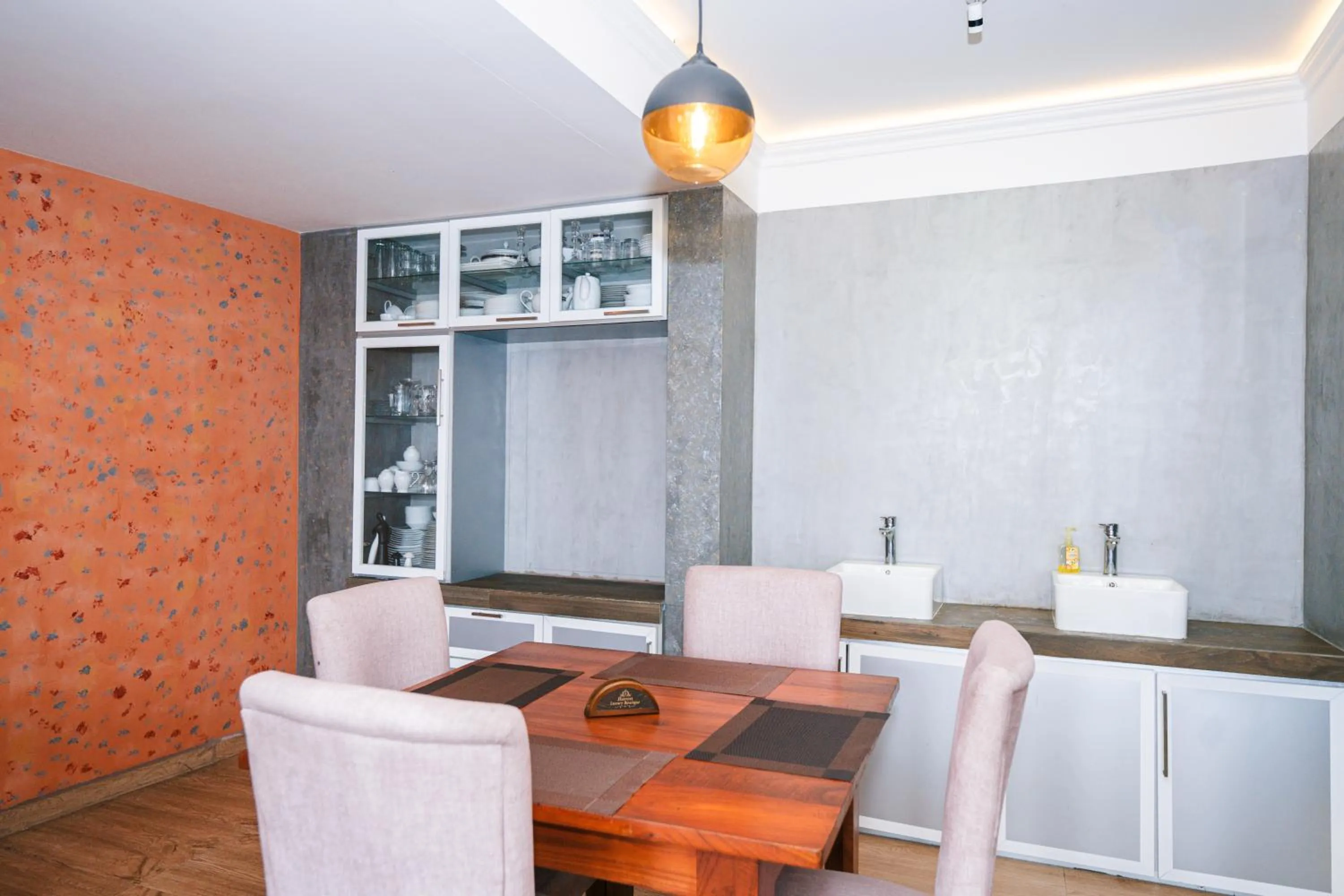 Restaurant/places to eat in Baron Luxury Boutique