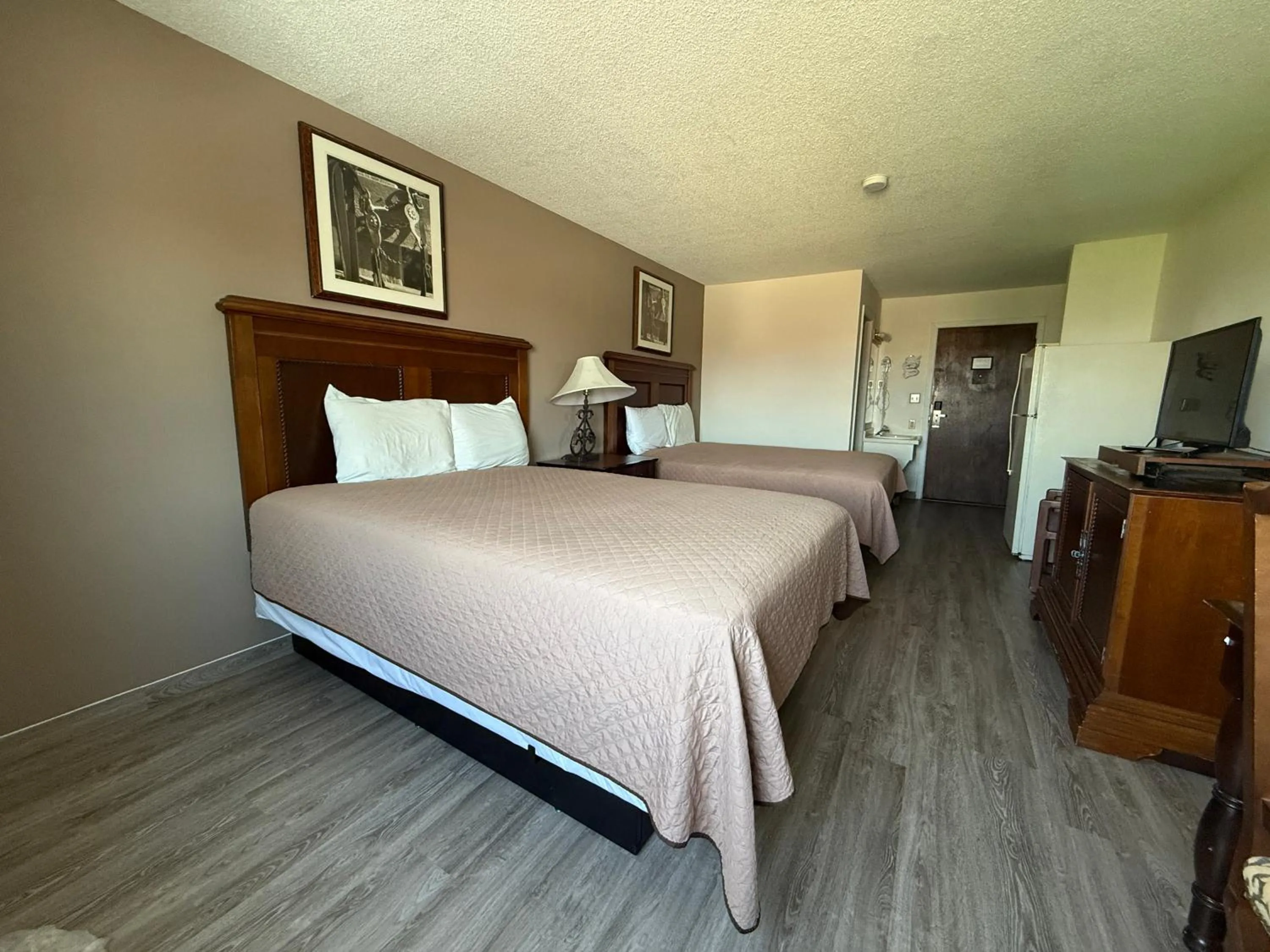 Bedroom, Bed in Island Inn