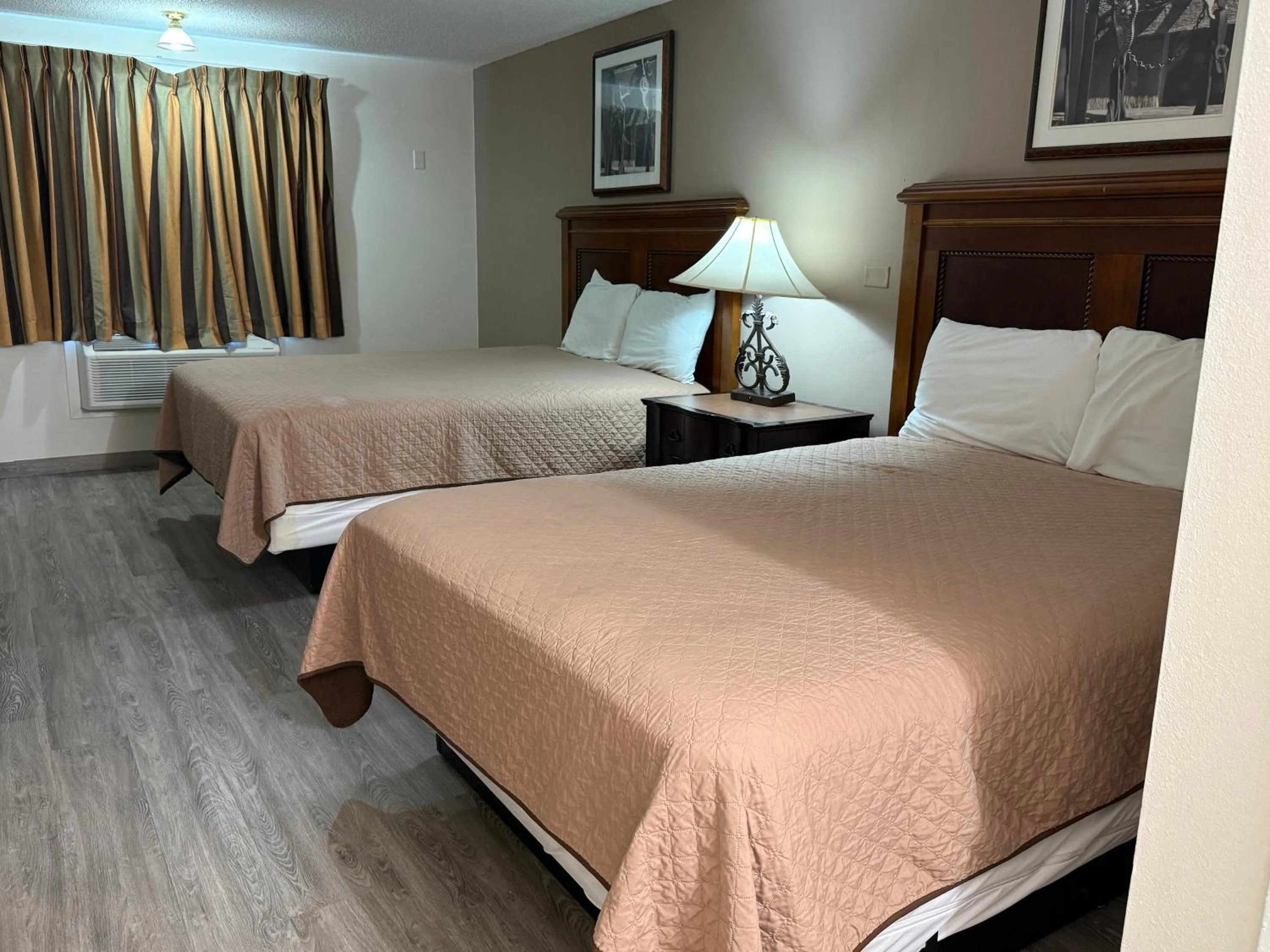 Photo of the whole room, Bed in Island Inn