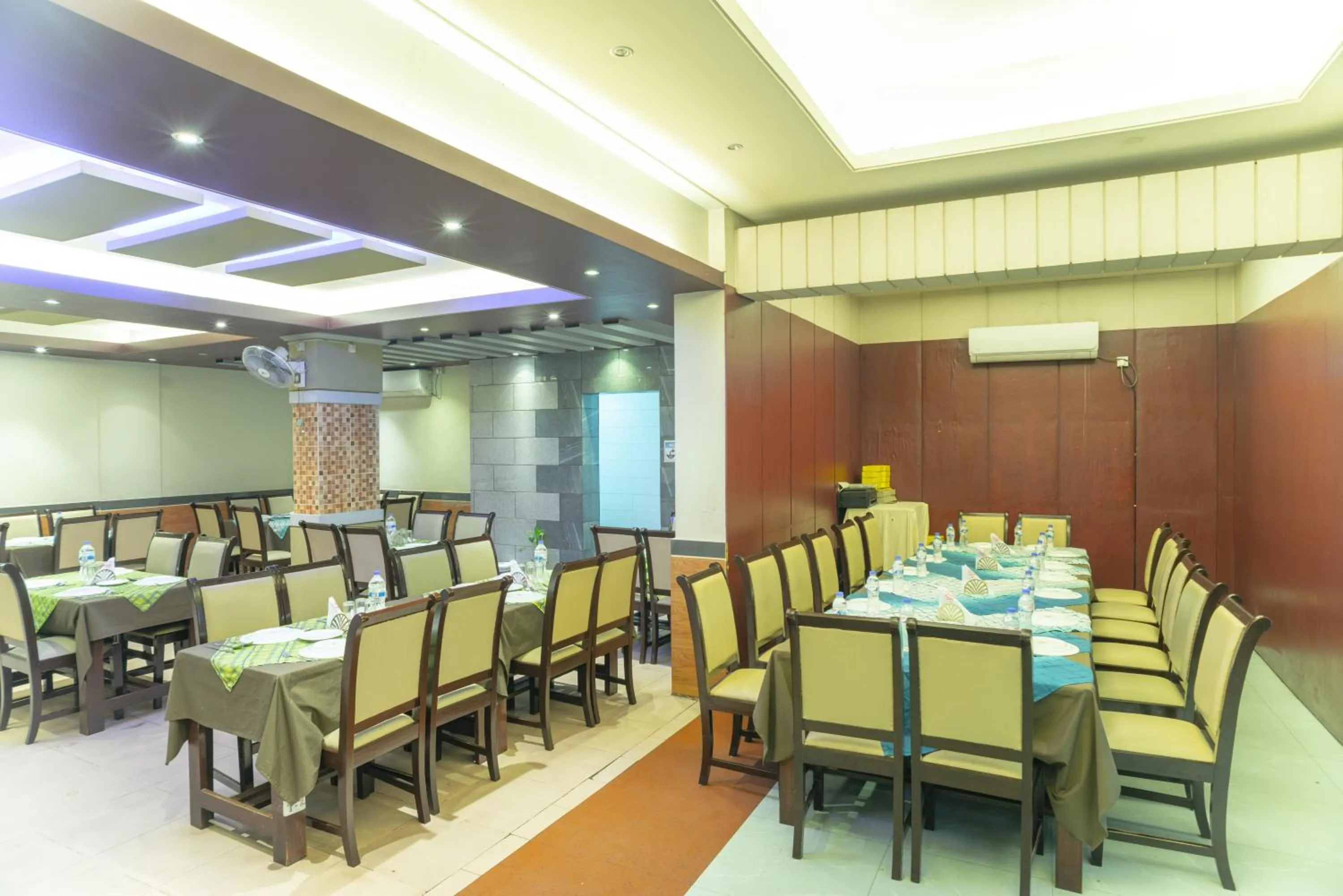 Restaurant/places to eat in Hotel Golden Inn Chattagram Ltd