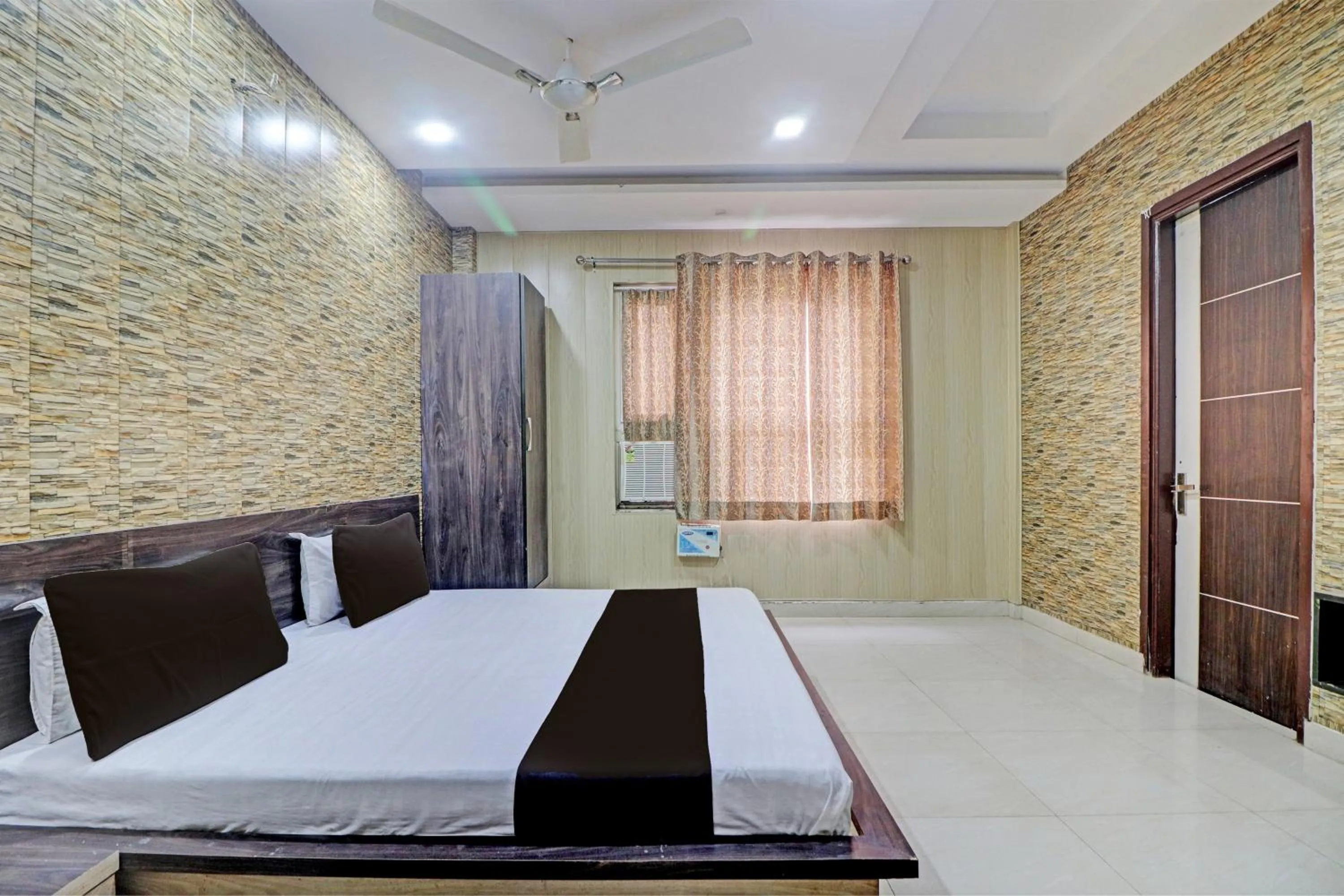 Bedroom, Bed in Grand Townhouse
