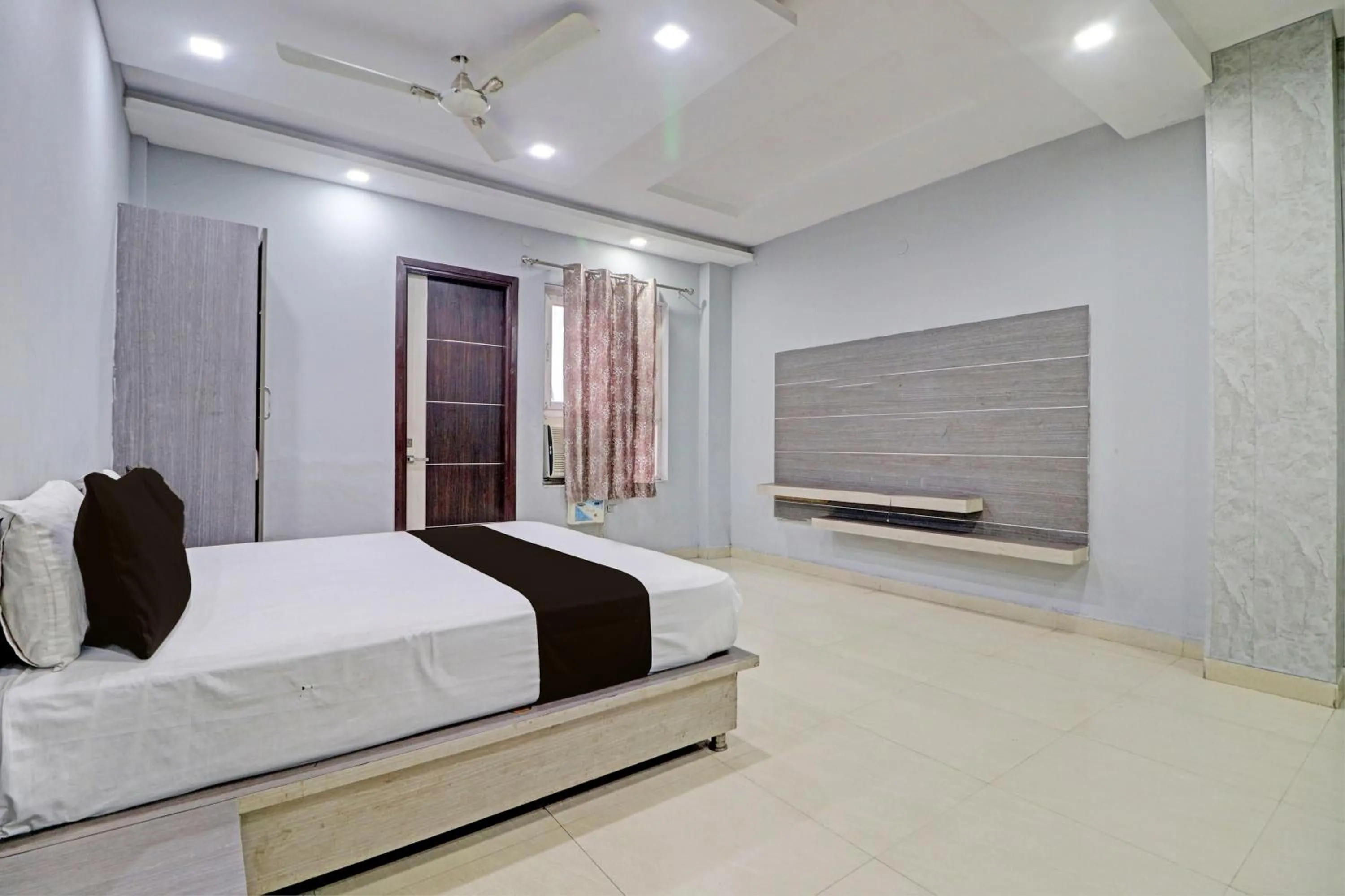 Bedroom, Bed in Grand Townhouse