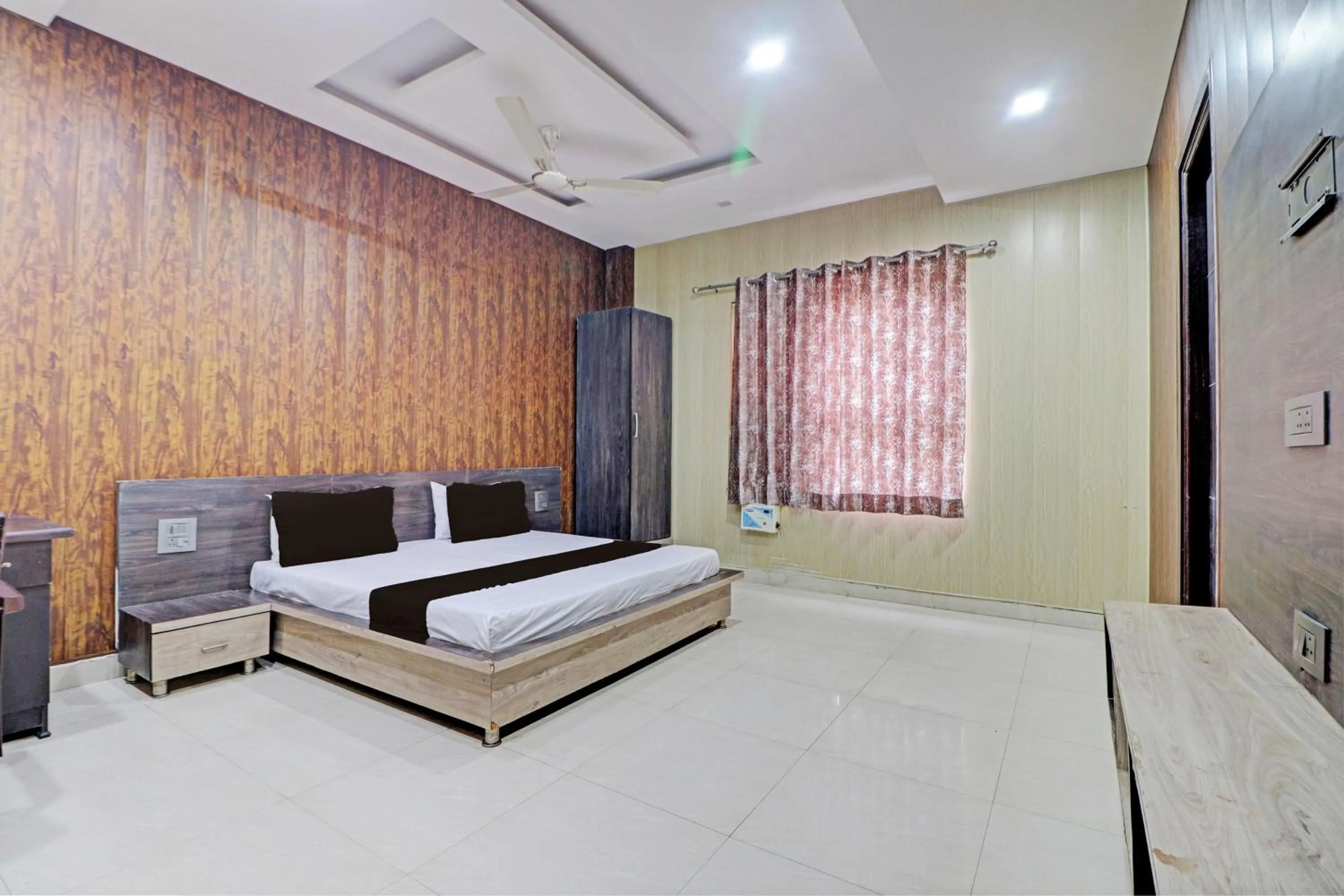 Bedroom, Bed in Grand Townhouse