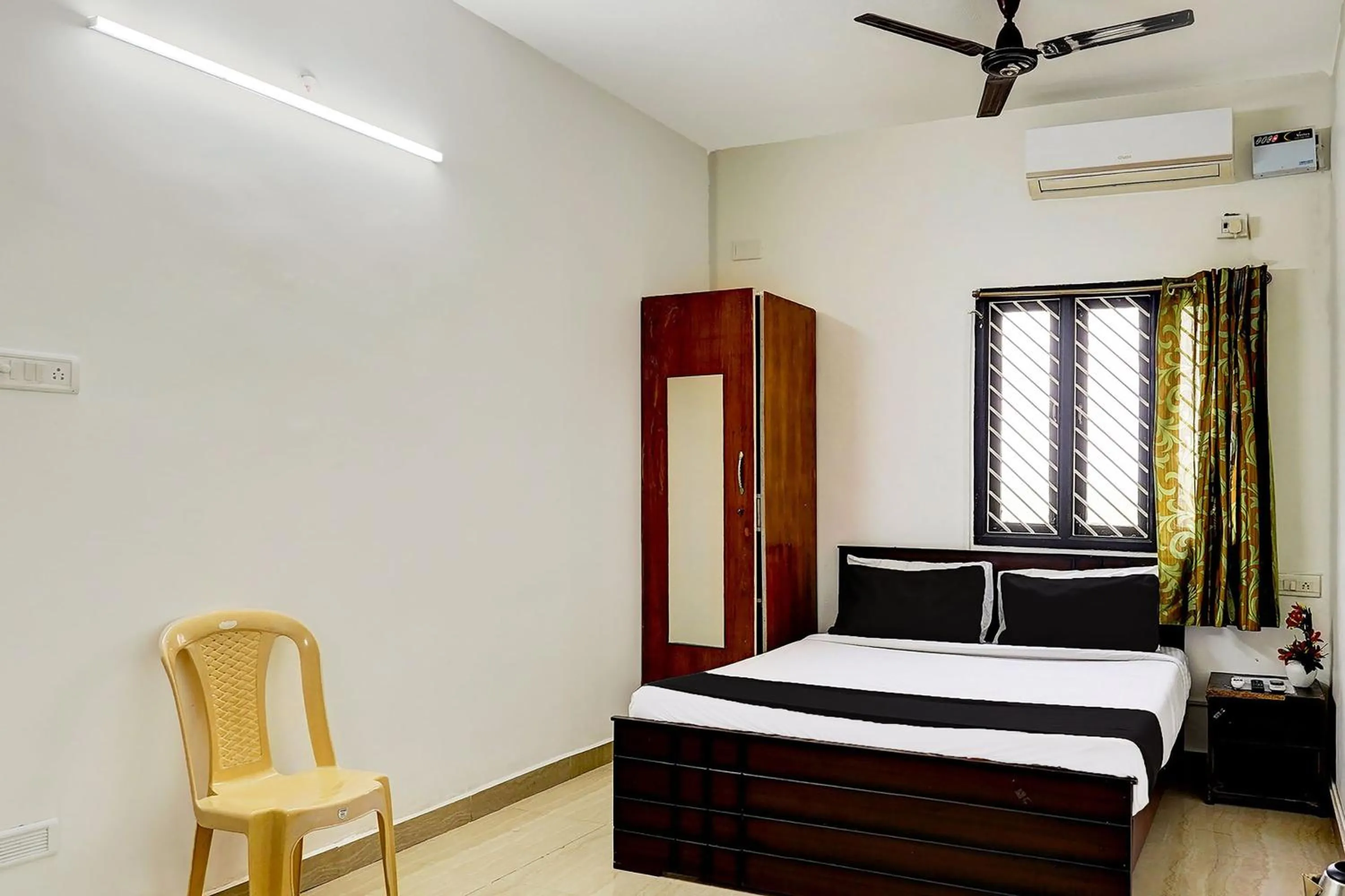 Bedroom, Bed in Super Hotel O Thalambur Chennai