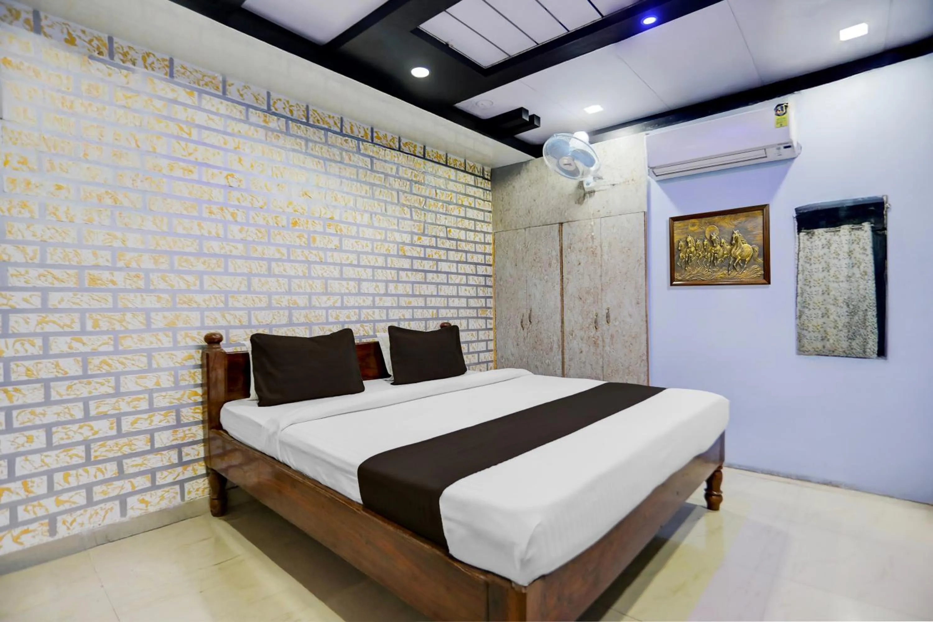 Bedroom, Bed in Super Hotel O Hanuman Nagar Kankarbagh Formerly Home Town