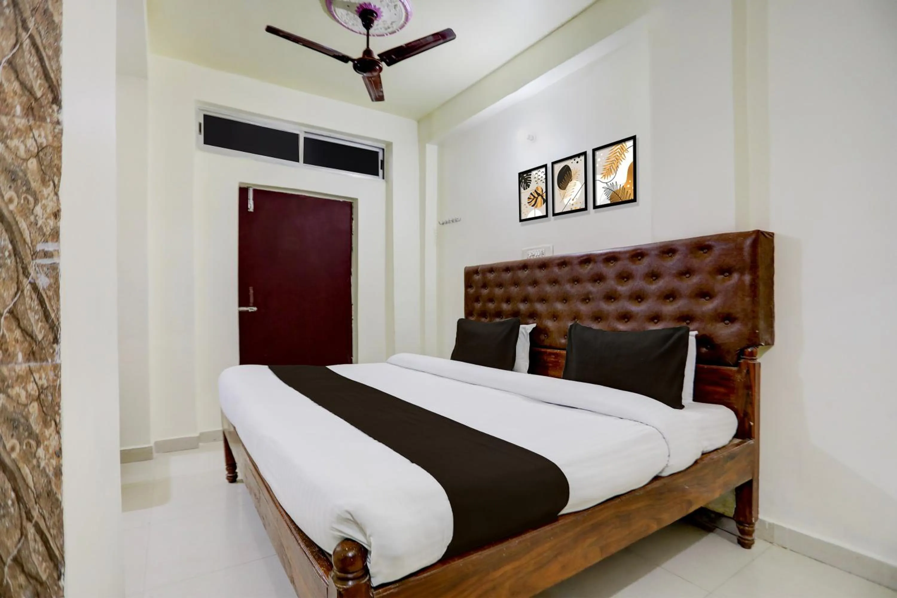 Bedroom, Bed in Super Hotel O Hanuman Nagar Kankarbagh Formerly Home Town