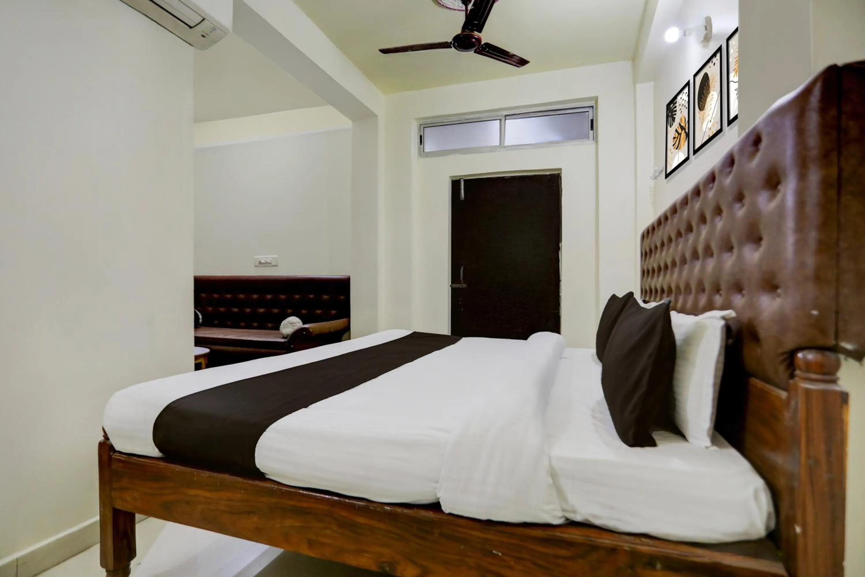 Bedroom, Bed in Super Hotel O Hanuman Nagar Kankarbagh Formerly Home Town