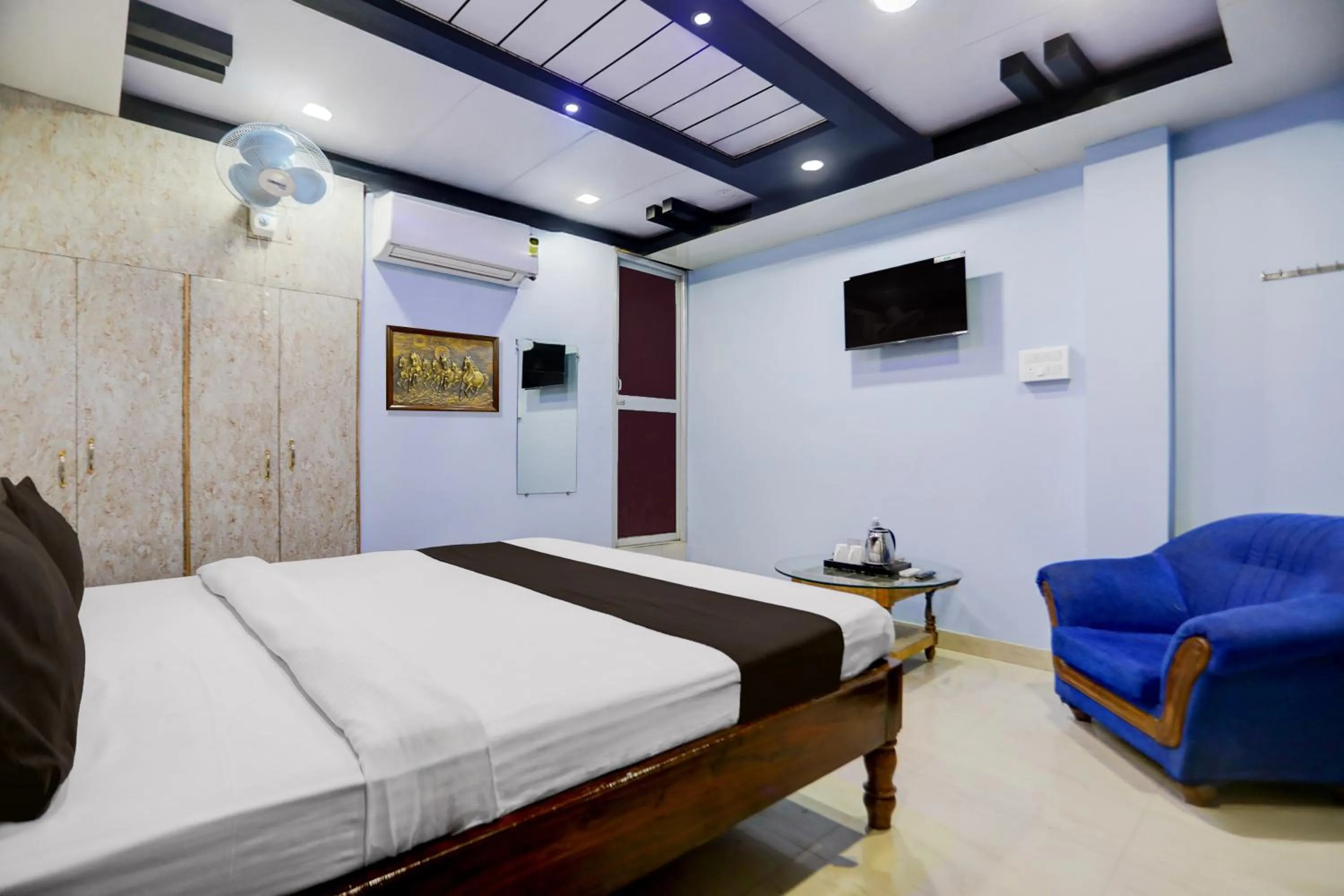 Bedroom, Bed in Super Hotel O Hanuman Nagar Kankarbagh Formerly Home Town