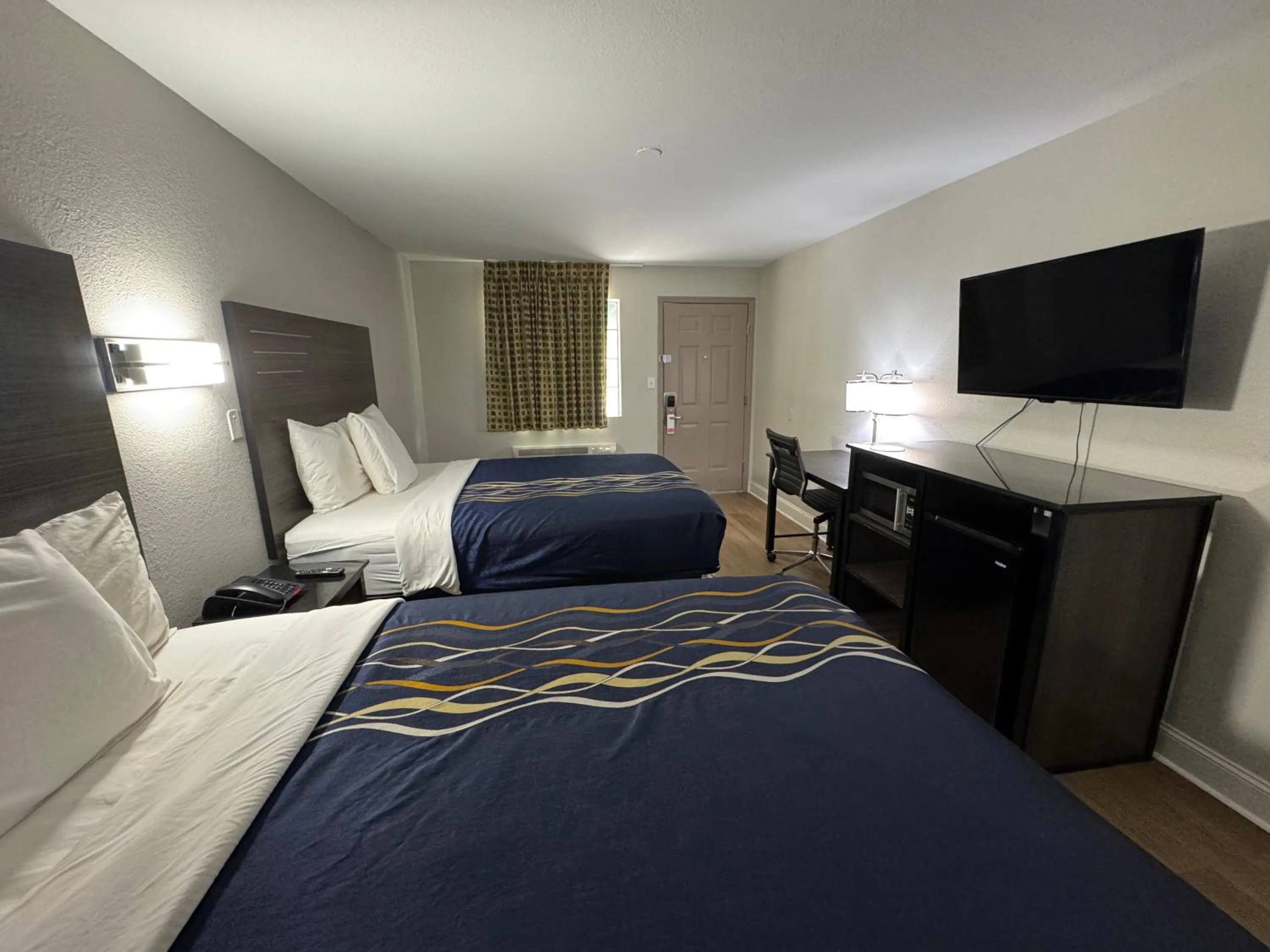 Bedroom, Bed in Lakeside Inn